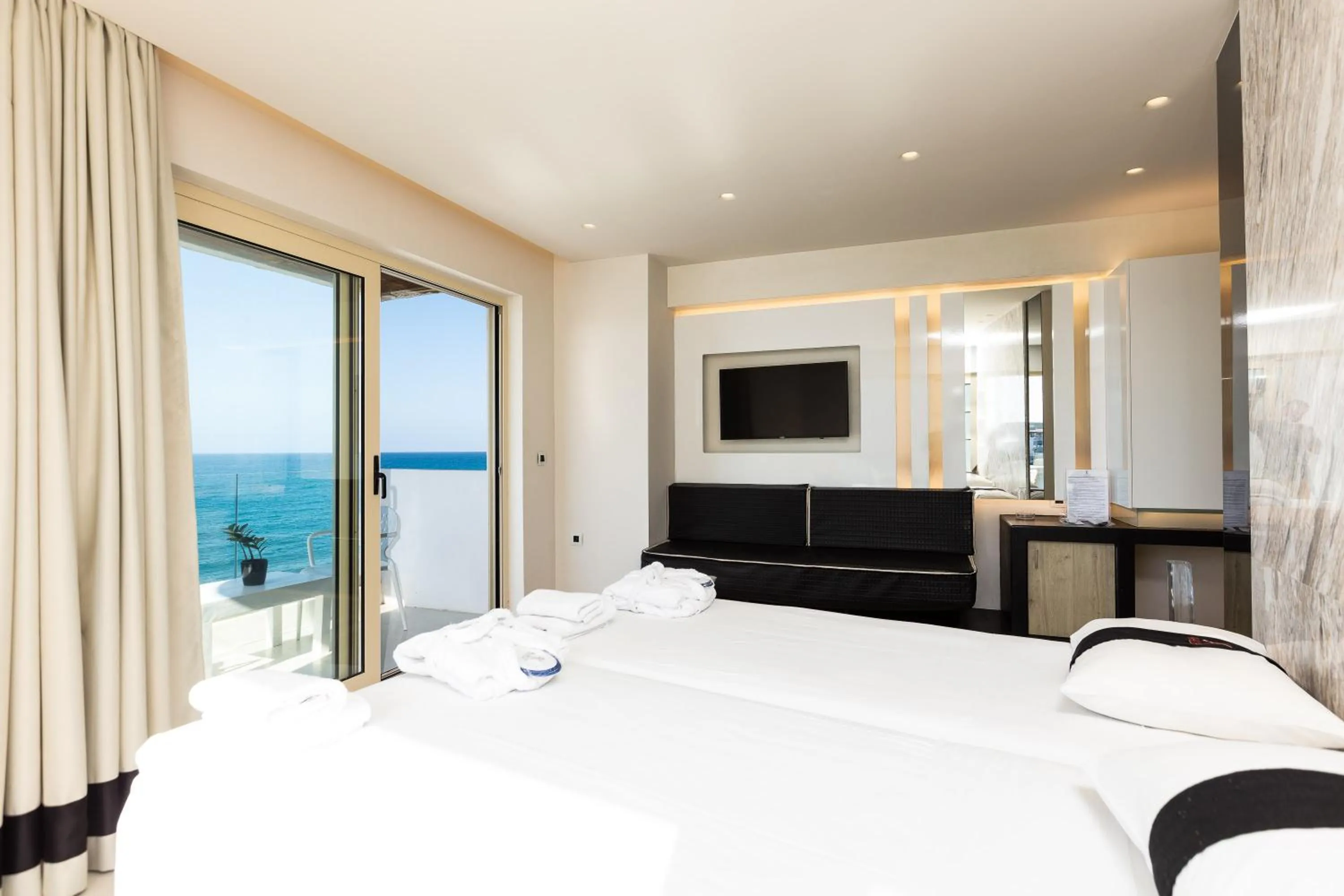 TV and multimedia, Bed in Kahlua Sea View Suites - Adults Only