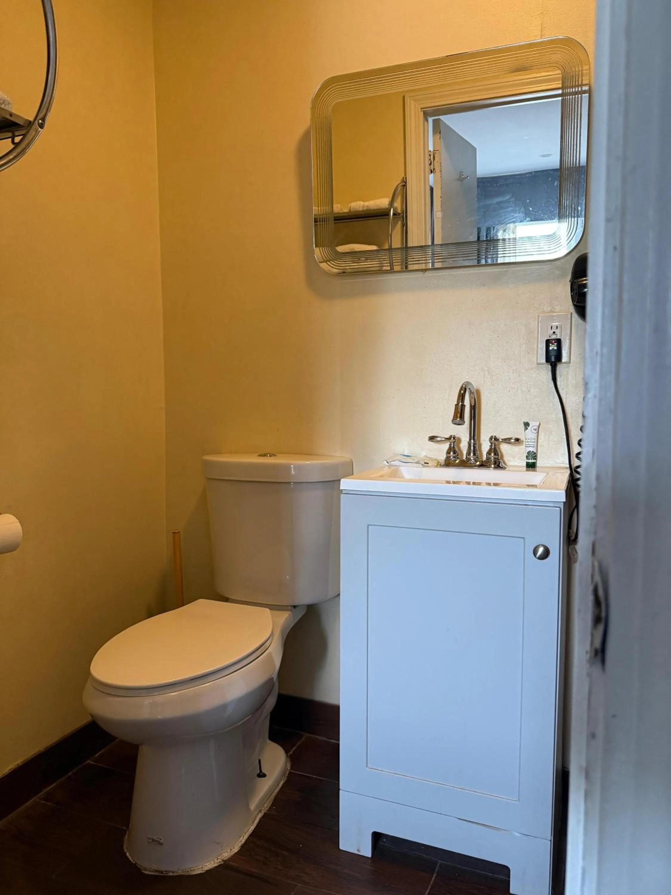 Toilet in Hamilton Inn Sturbridge