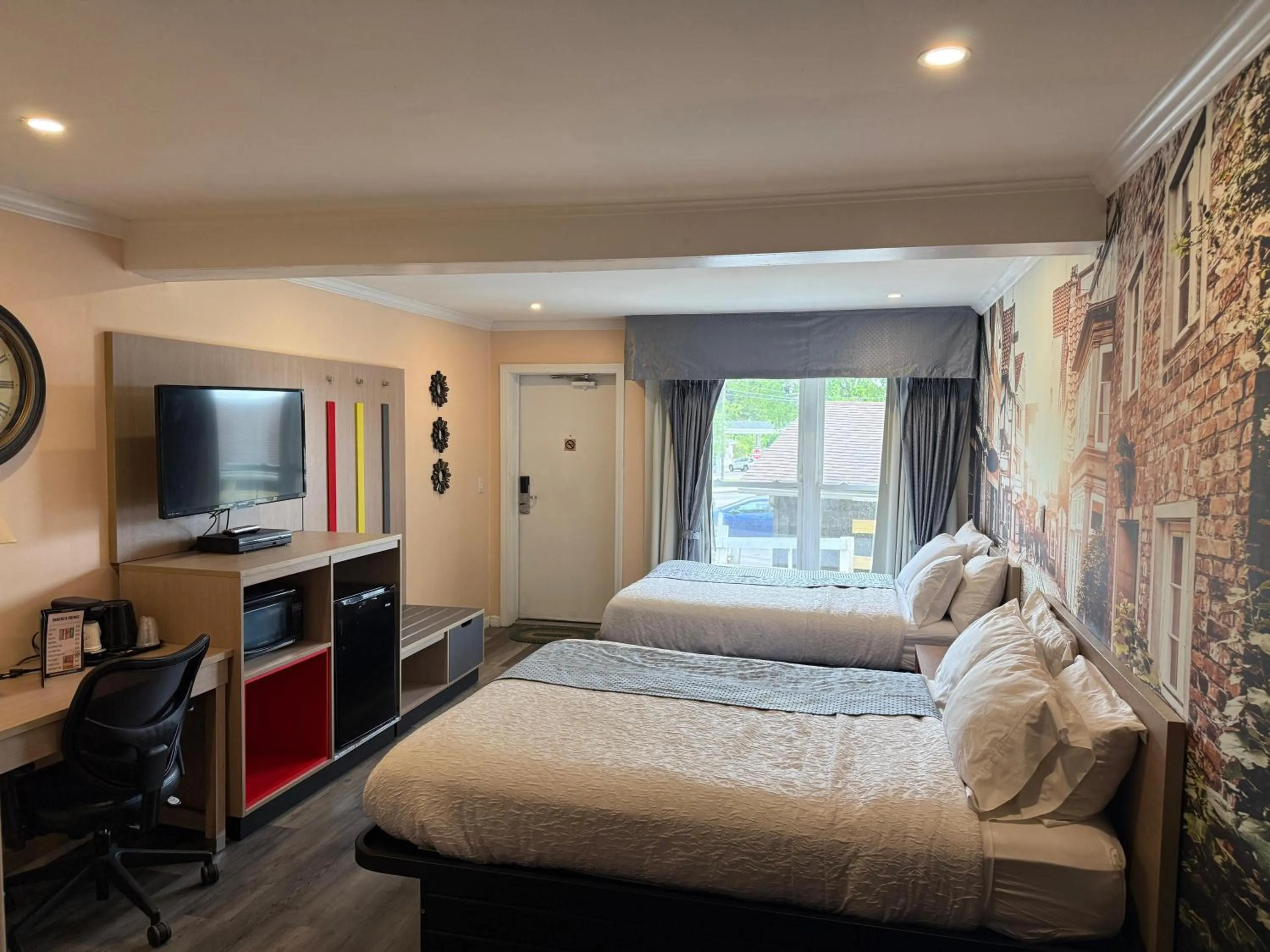 Photo of the whole room, Bed in Hamilton Inn Sturbridge