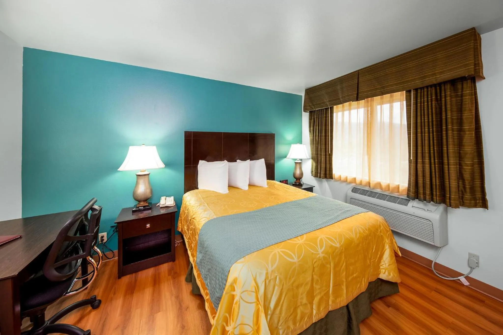 Bed in Sunset Motel Hood River