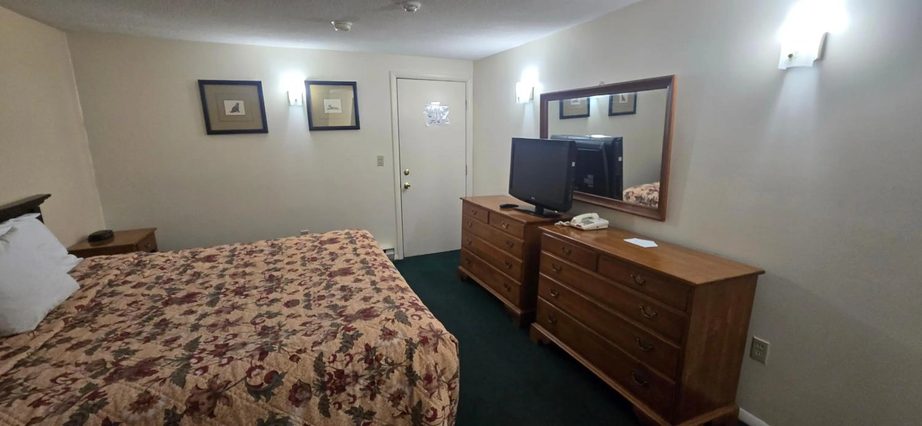 Bed in Red Carpet Inn Pulaski