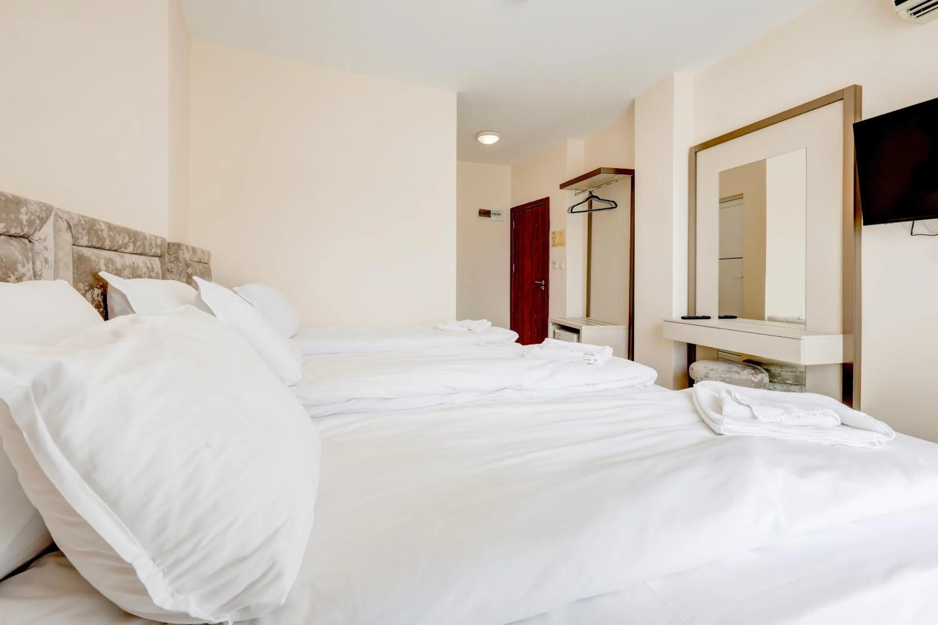 Bed in Jupiter 1 Family Hotel