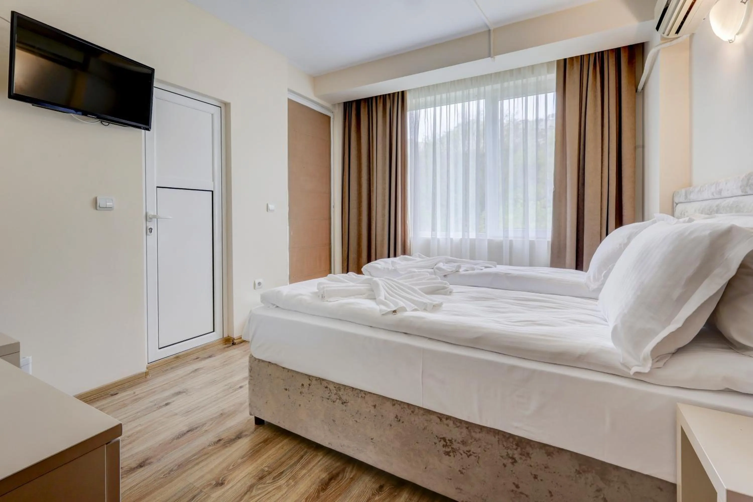 Bed in Jupiter 1 Family Hotel