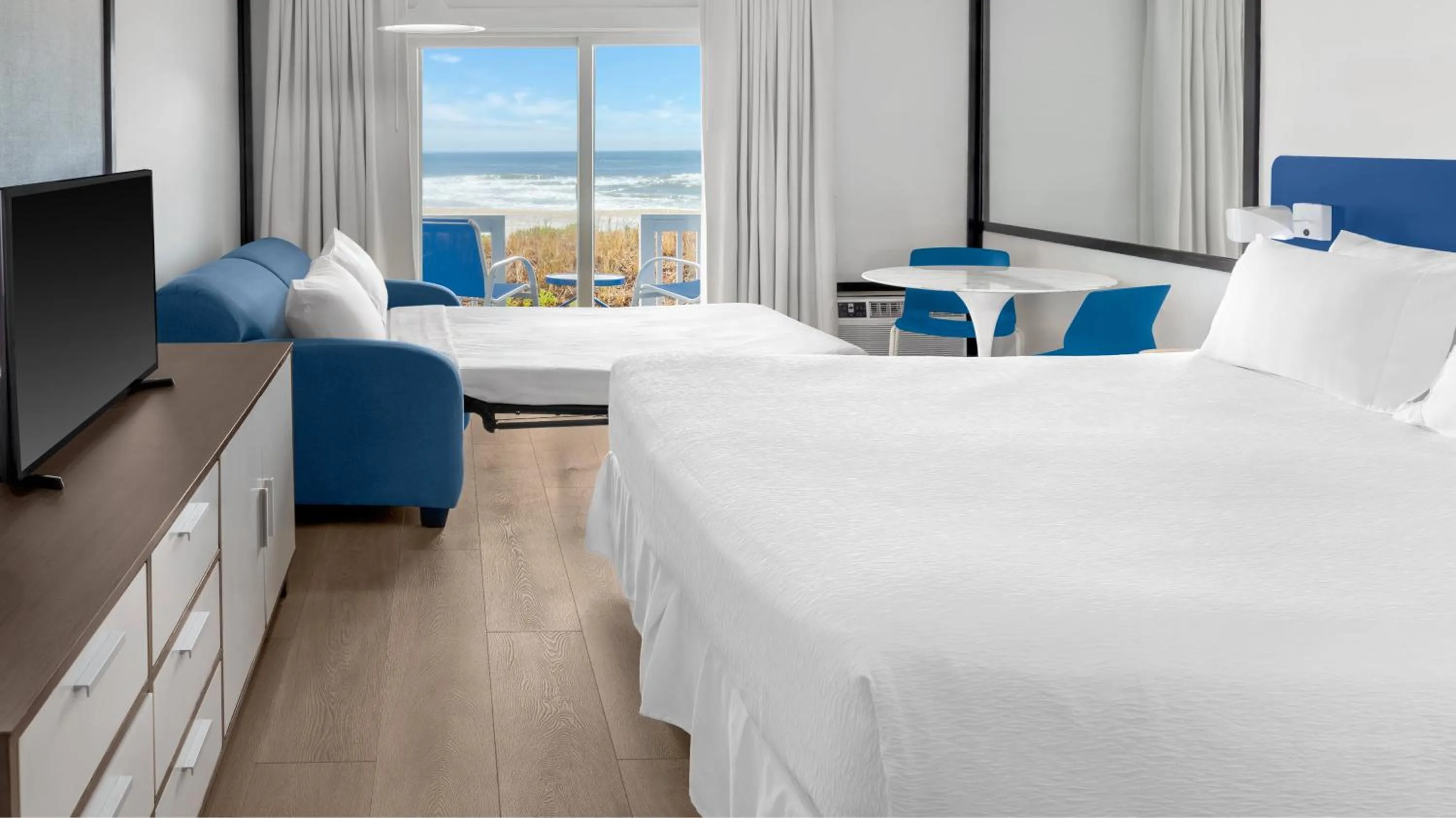 Bedroom, Bed in Montauk Blue Hotel