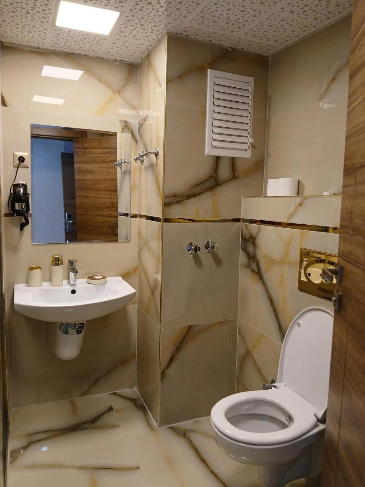 Shower in Safari Otel