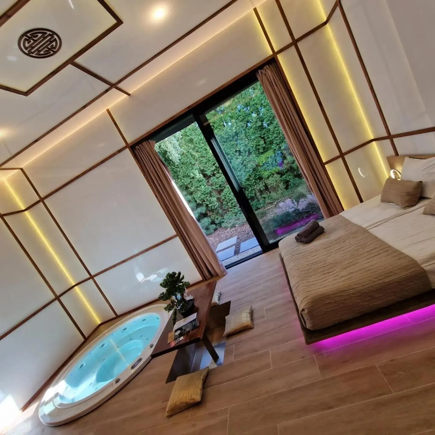 Bed in Hotel Ramka & Restaurant & Wine Bar