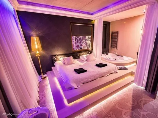 Bed in Hotel Ramka & Restaurant & Wine Bar