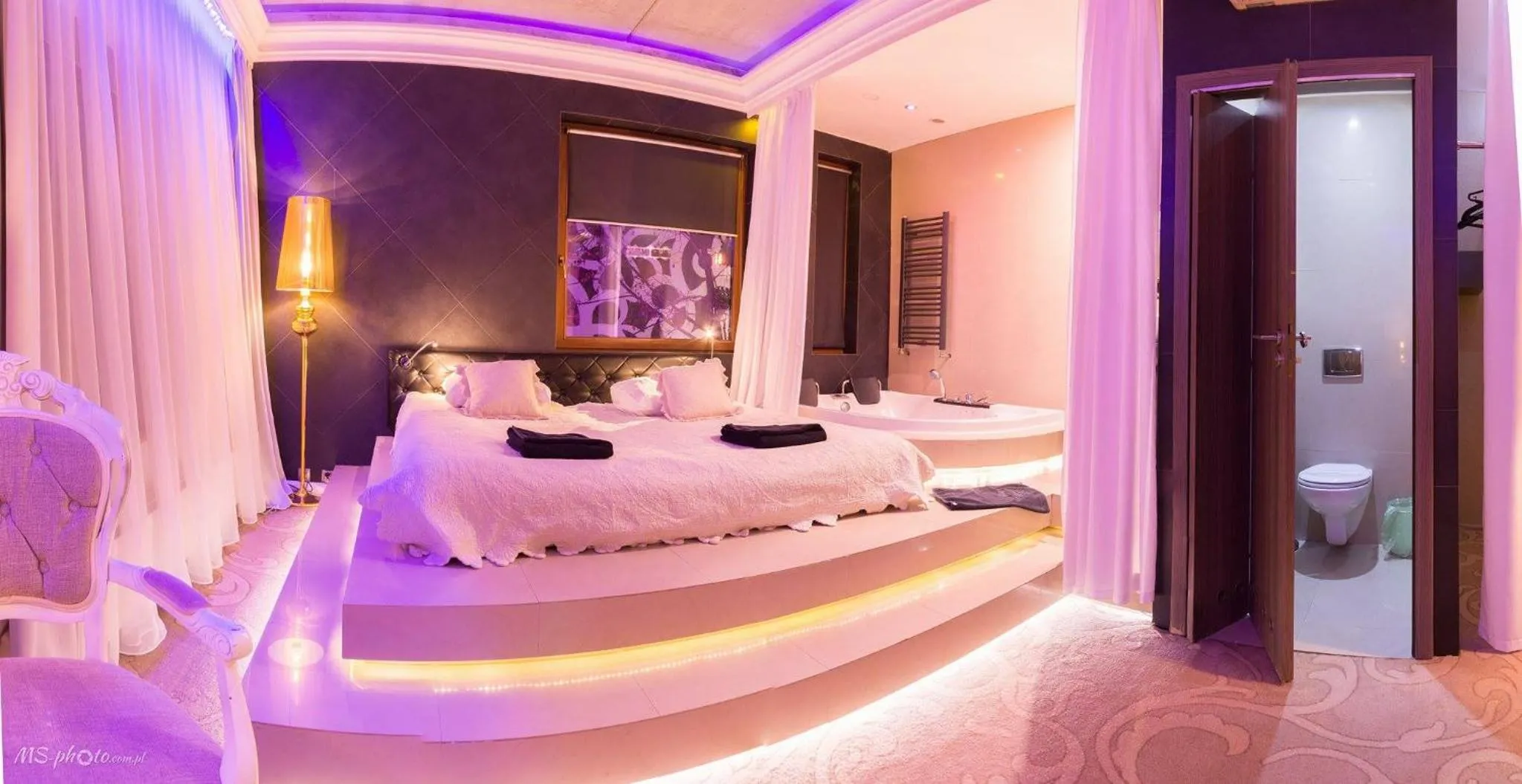 Bed in Hotel Ramka & Restaurant & Wine Bar