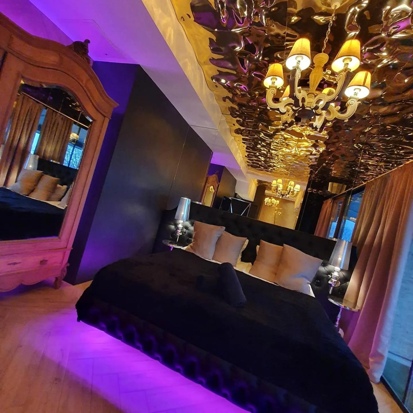 Bed in Hotel Ramka & Restaurant & Wine Bar