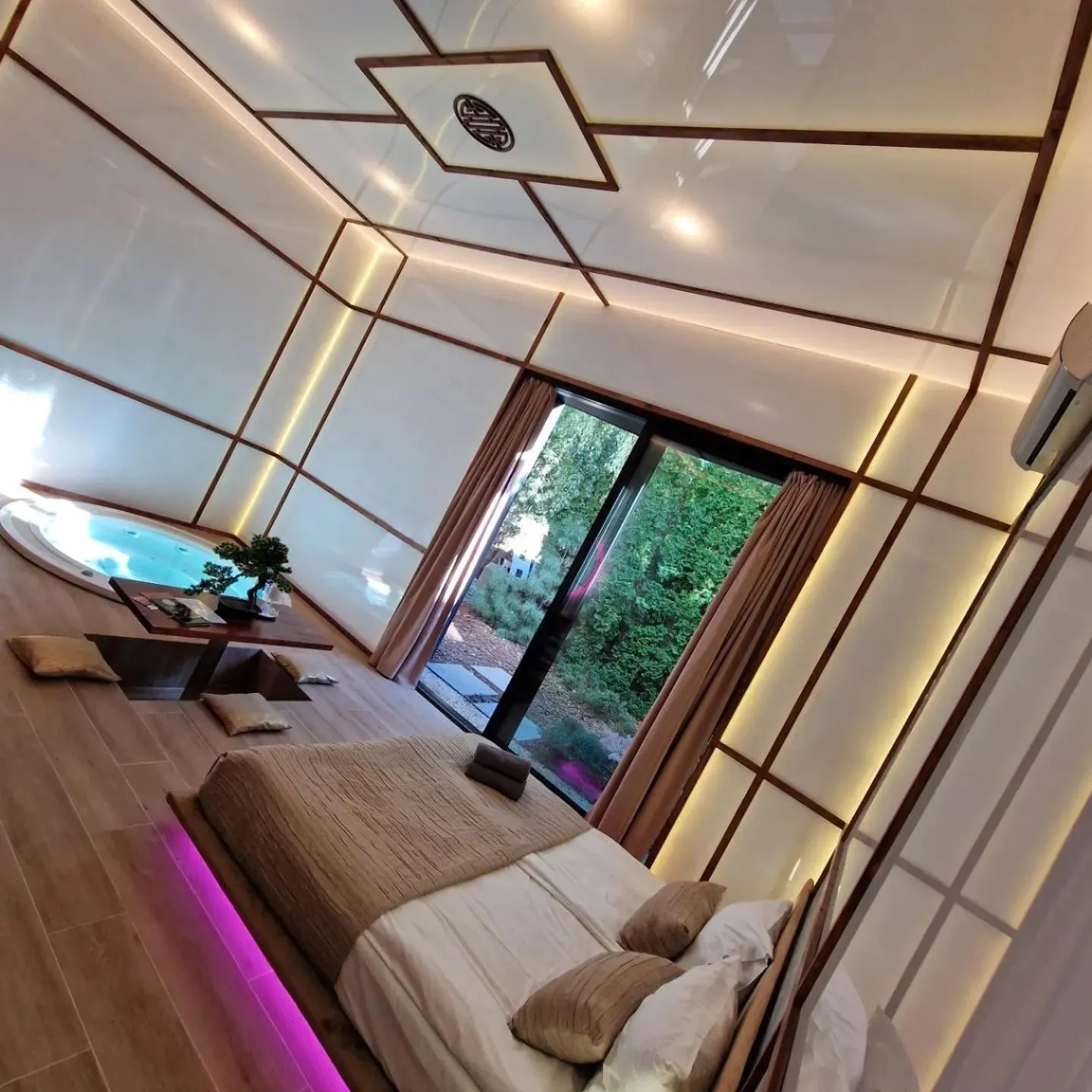 Bed in Hotel Ramka & Restaurant & Wine Bar