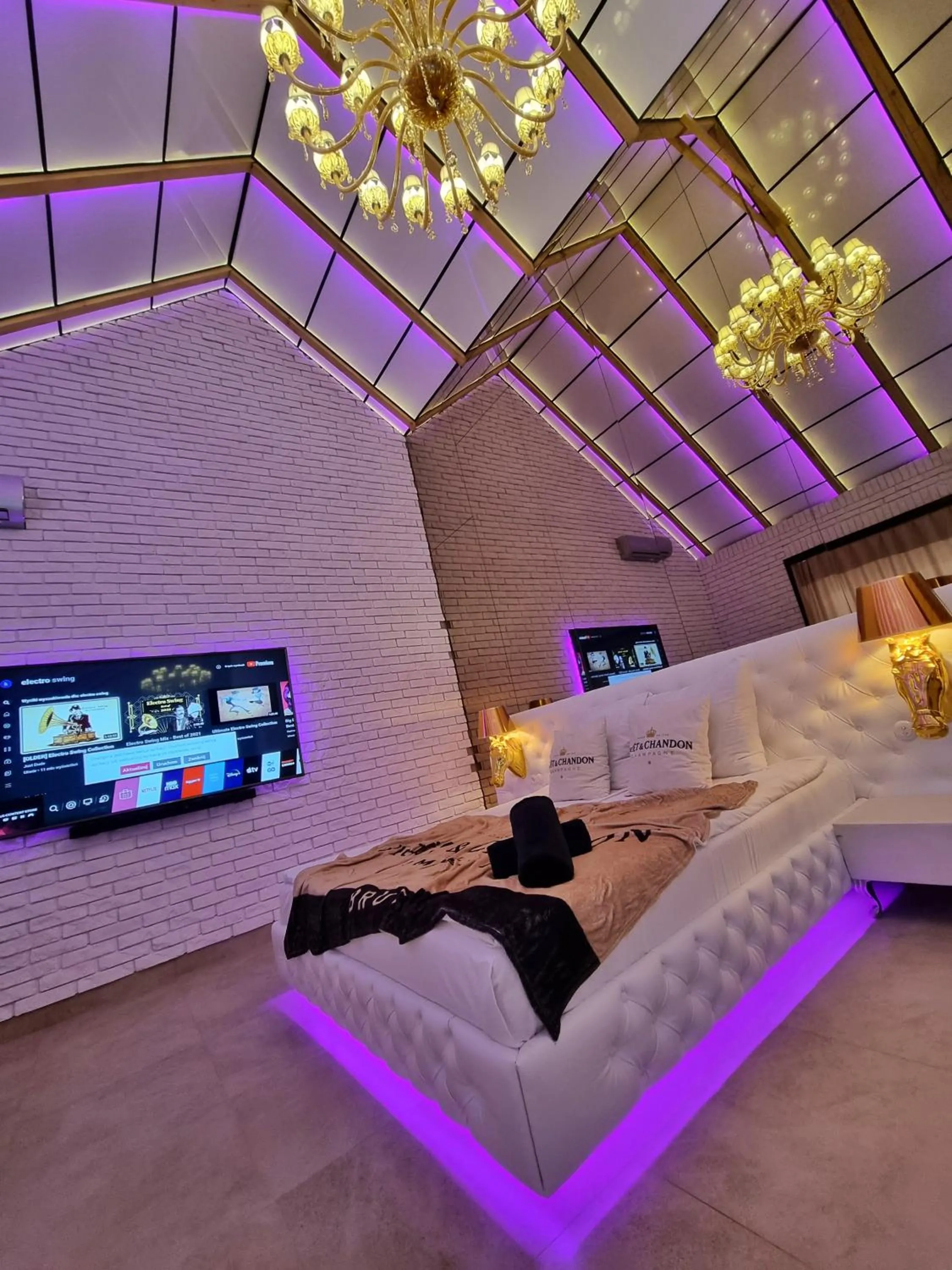 Bed in Hotel Ramka & Restaurant & Wine Bar