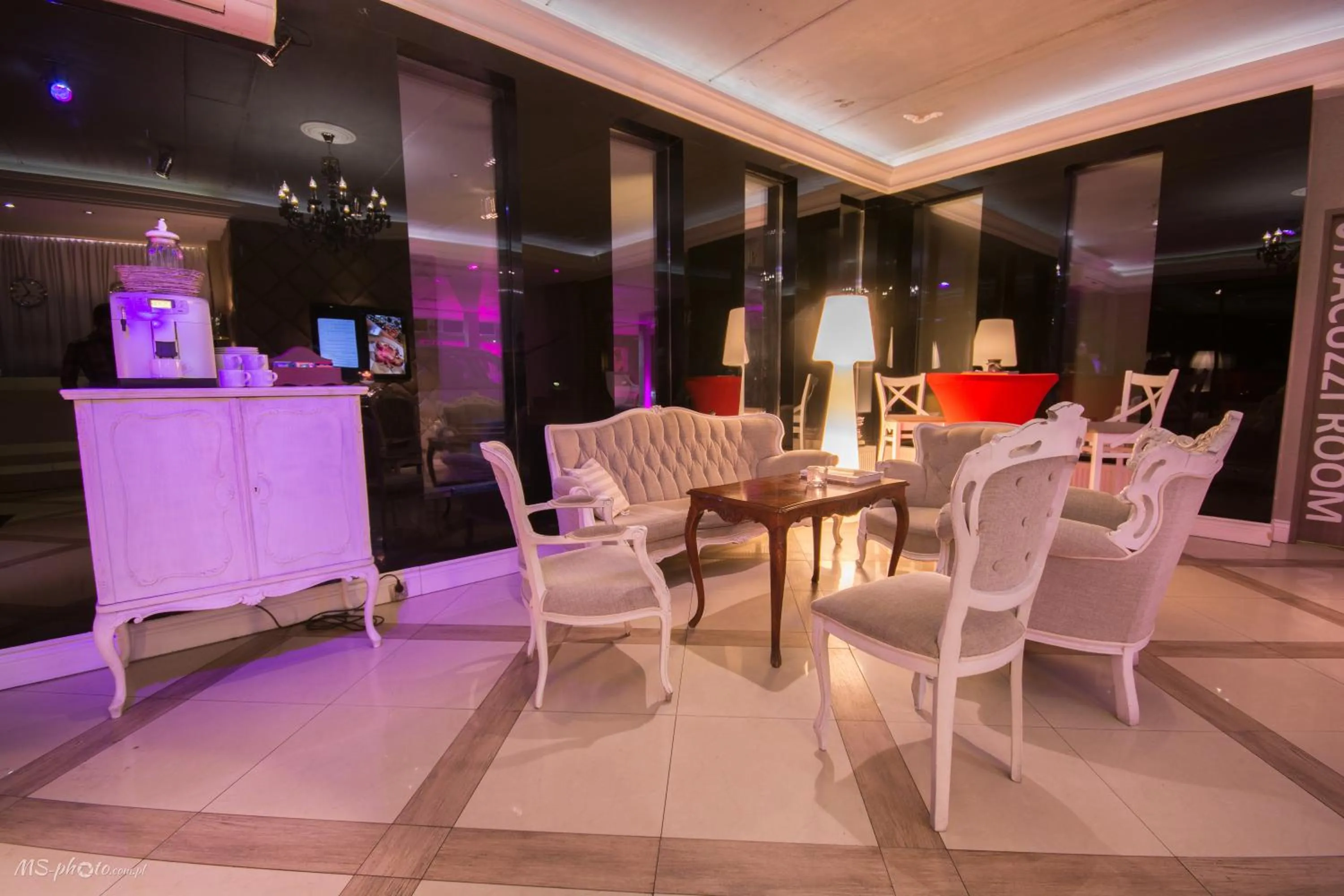 Lobby or reception in Hotel Ramka & Restaurant & Wine Bar