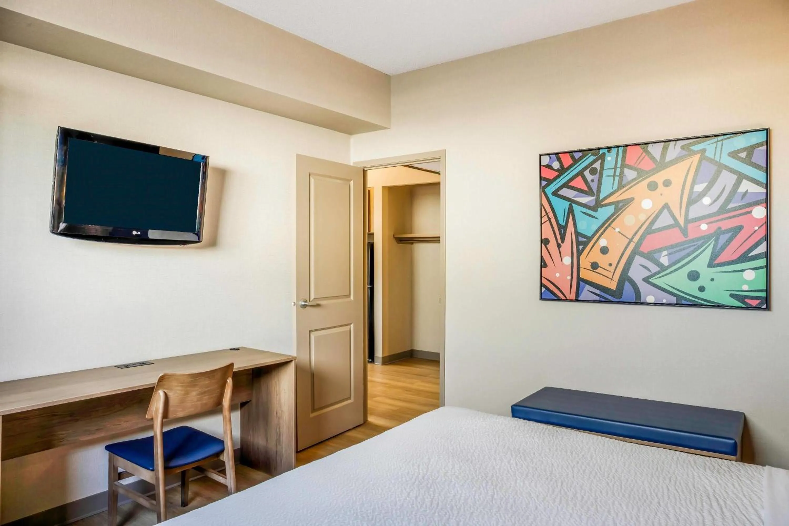 Photo of the whole room, Bed in Days Inn & Suites by Wyndham West Edmonton