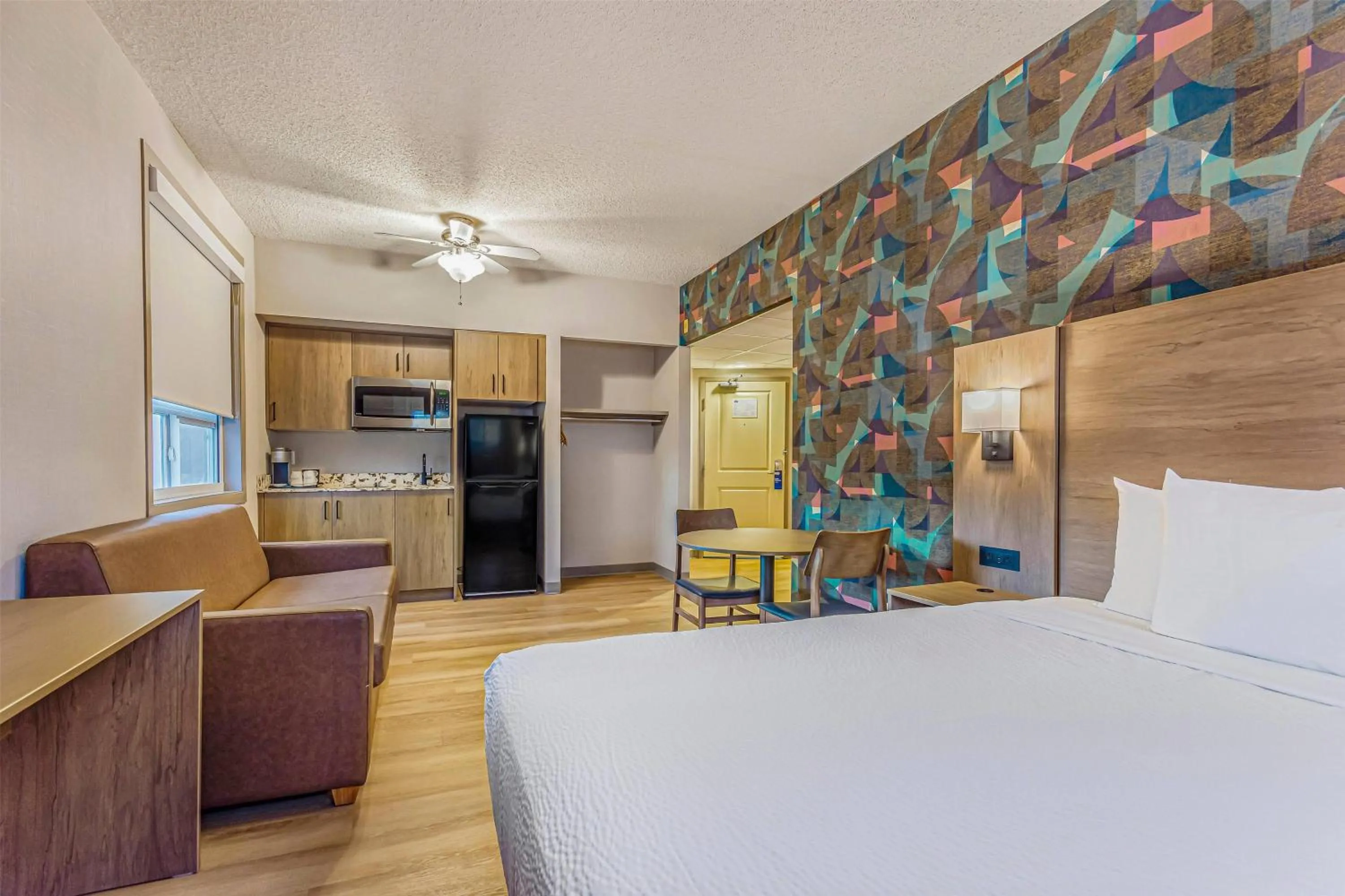King Suite - Non-Smoking in Days Inn & Suites by Wyndham West Edmonton