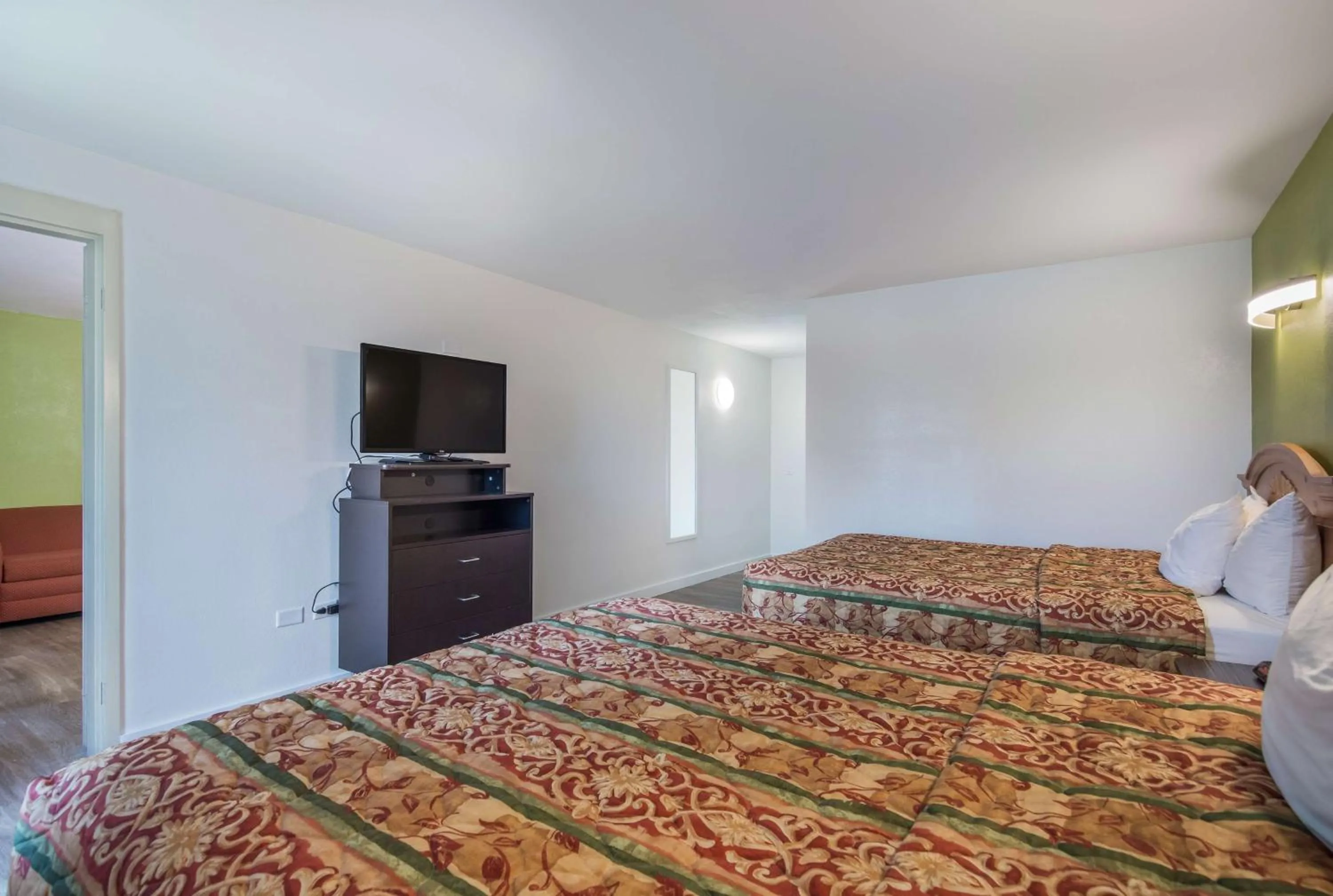 TV and multimedia, TV/Entertainment Center in Motel 6-Oriskany, NY
