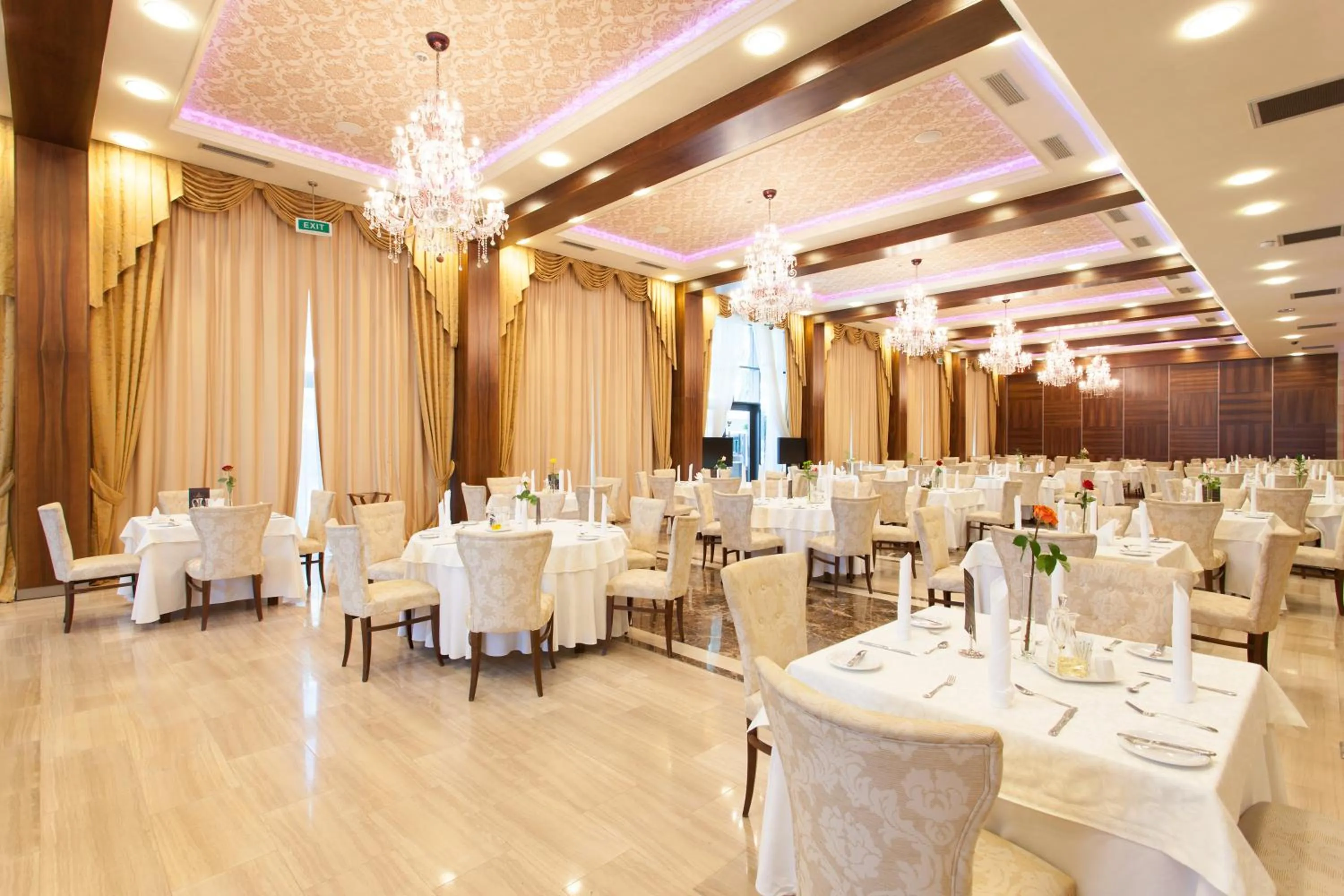 Restaurant/places to eat in Metropolis Hotel