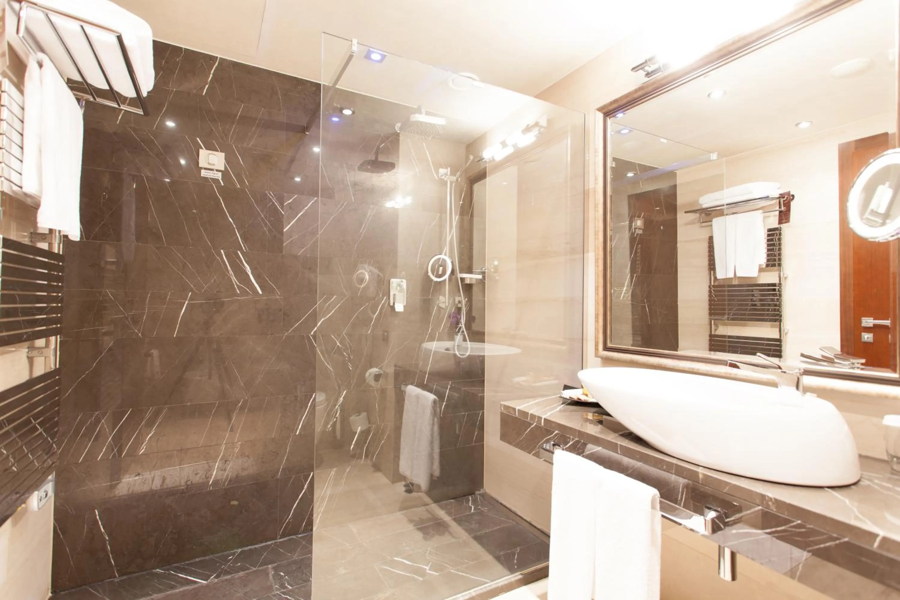 Bathroom in Metropolis Hotel