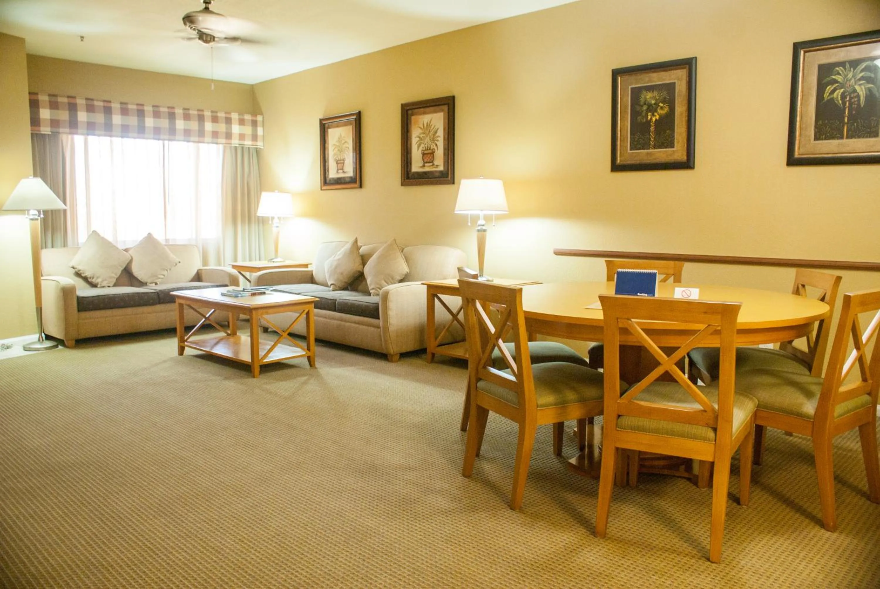 Living room in Desert Isle Resort
