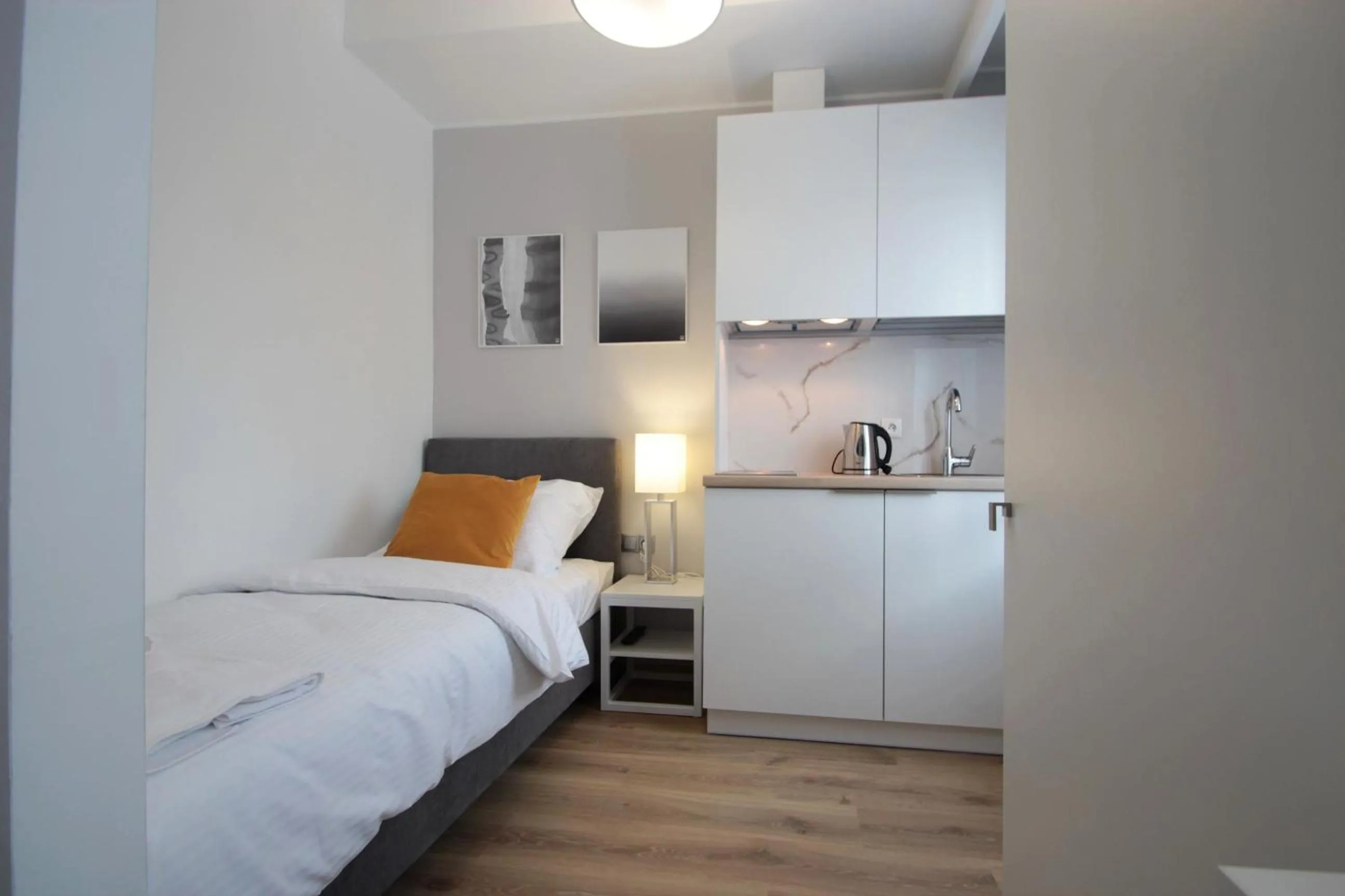 Kitchen or kitchenette, Bed in Hotel Coliber