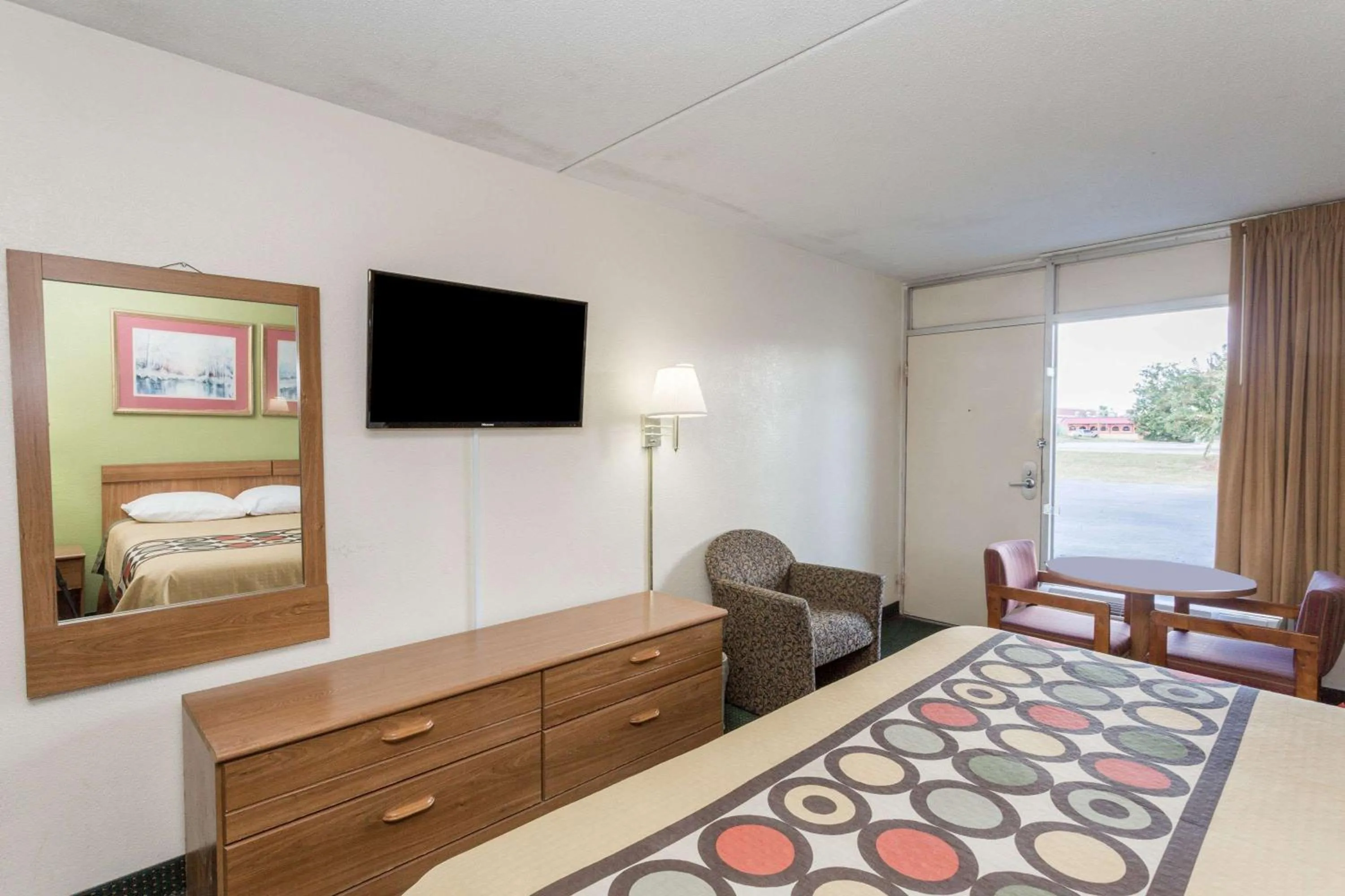 Photo of the whole room, Bed in Super 8 by Wyndham Tifton