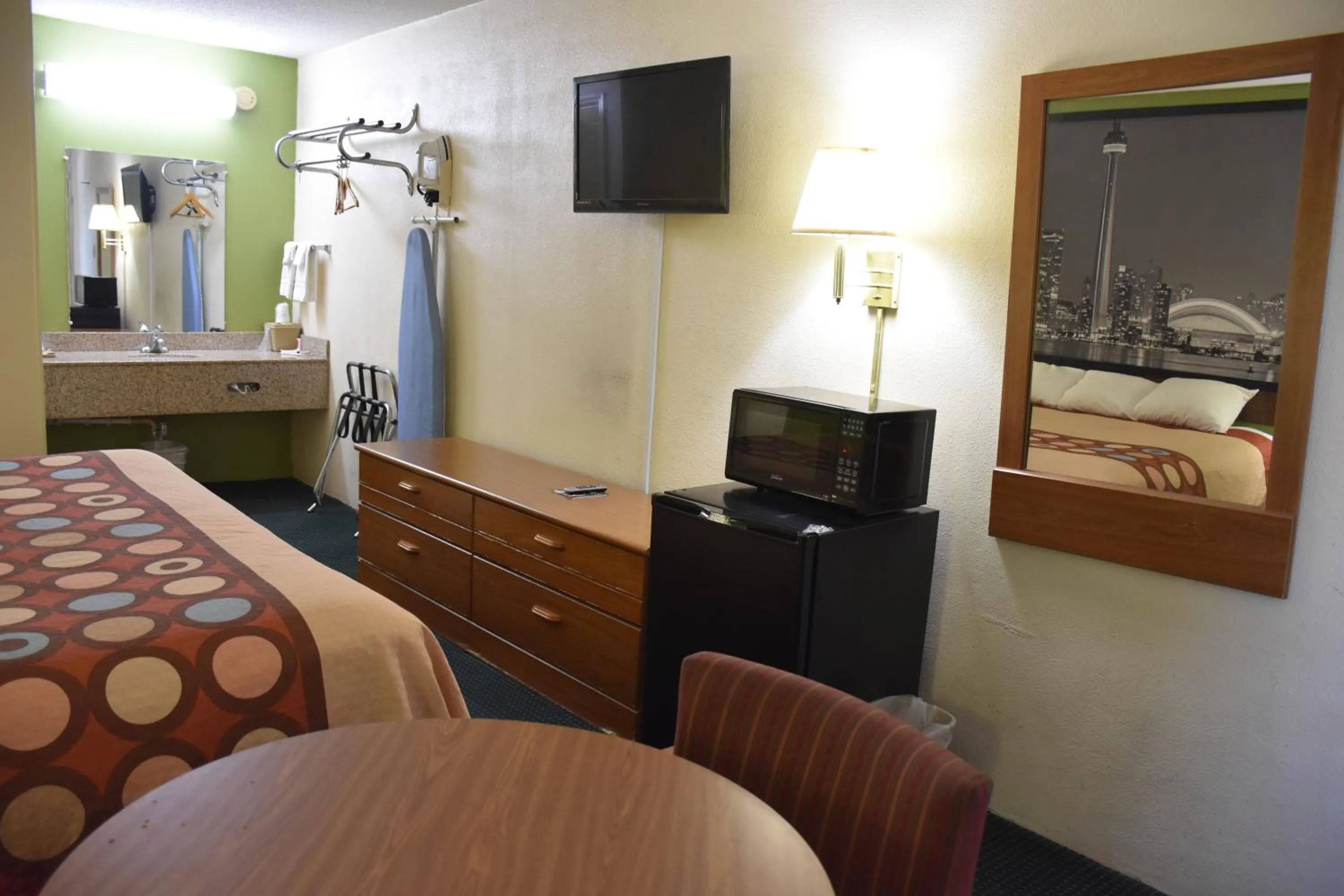 Toilet, Bed in Super 8 by Wyndham Tifton