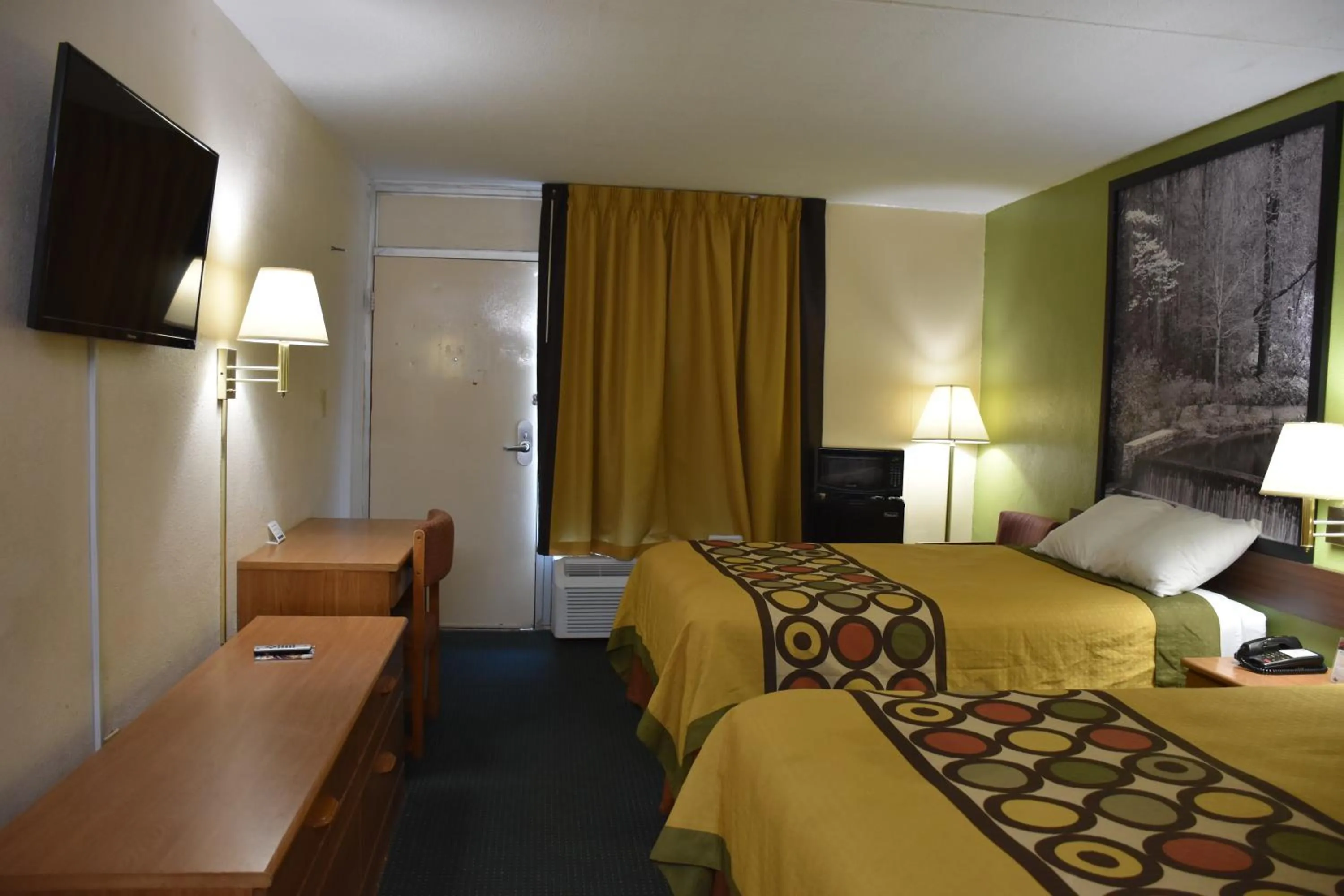 Bed in Super 8 by Wyndham Tifton