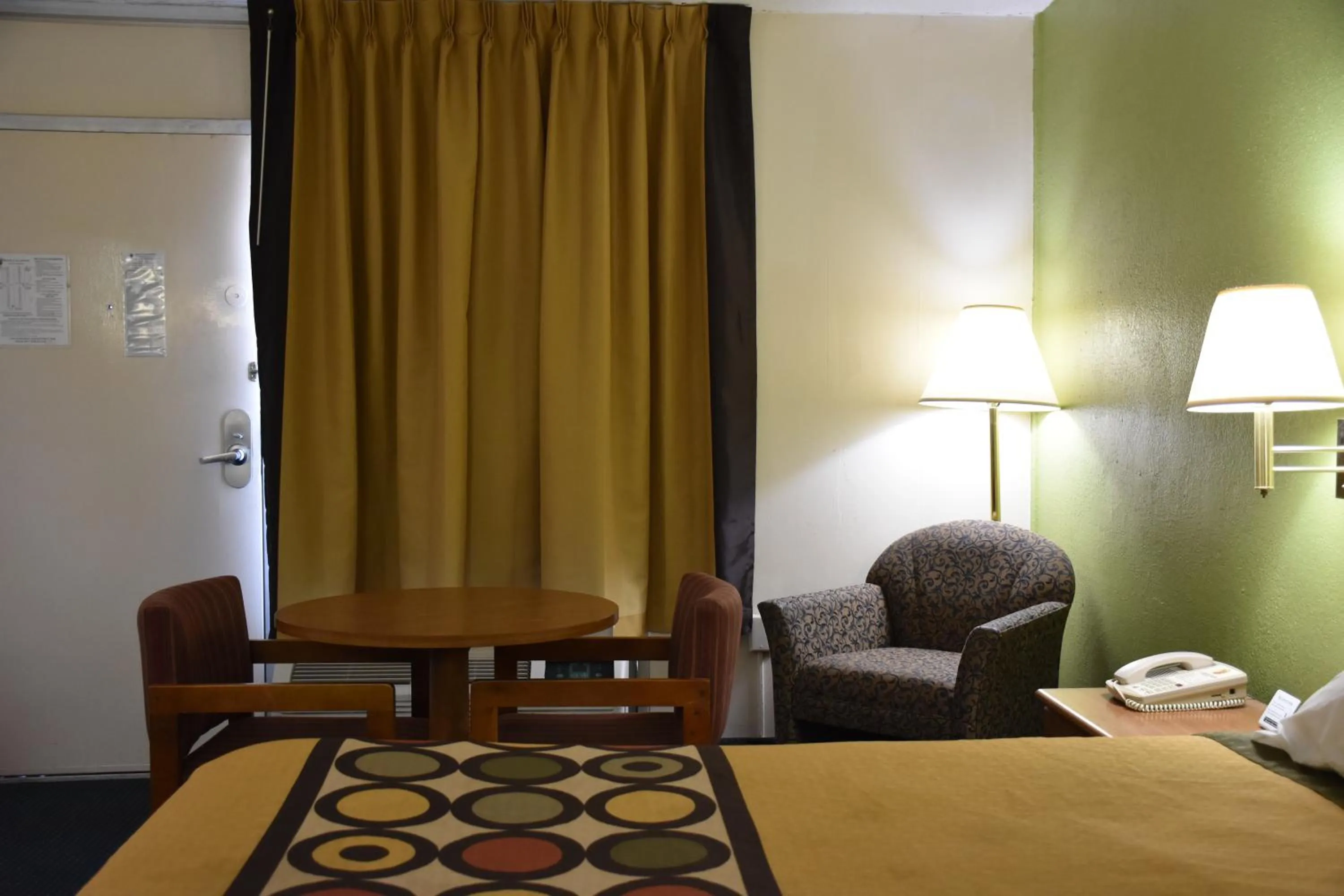 Seating area, Bed in Super 8 by Wyndham Tifton