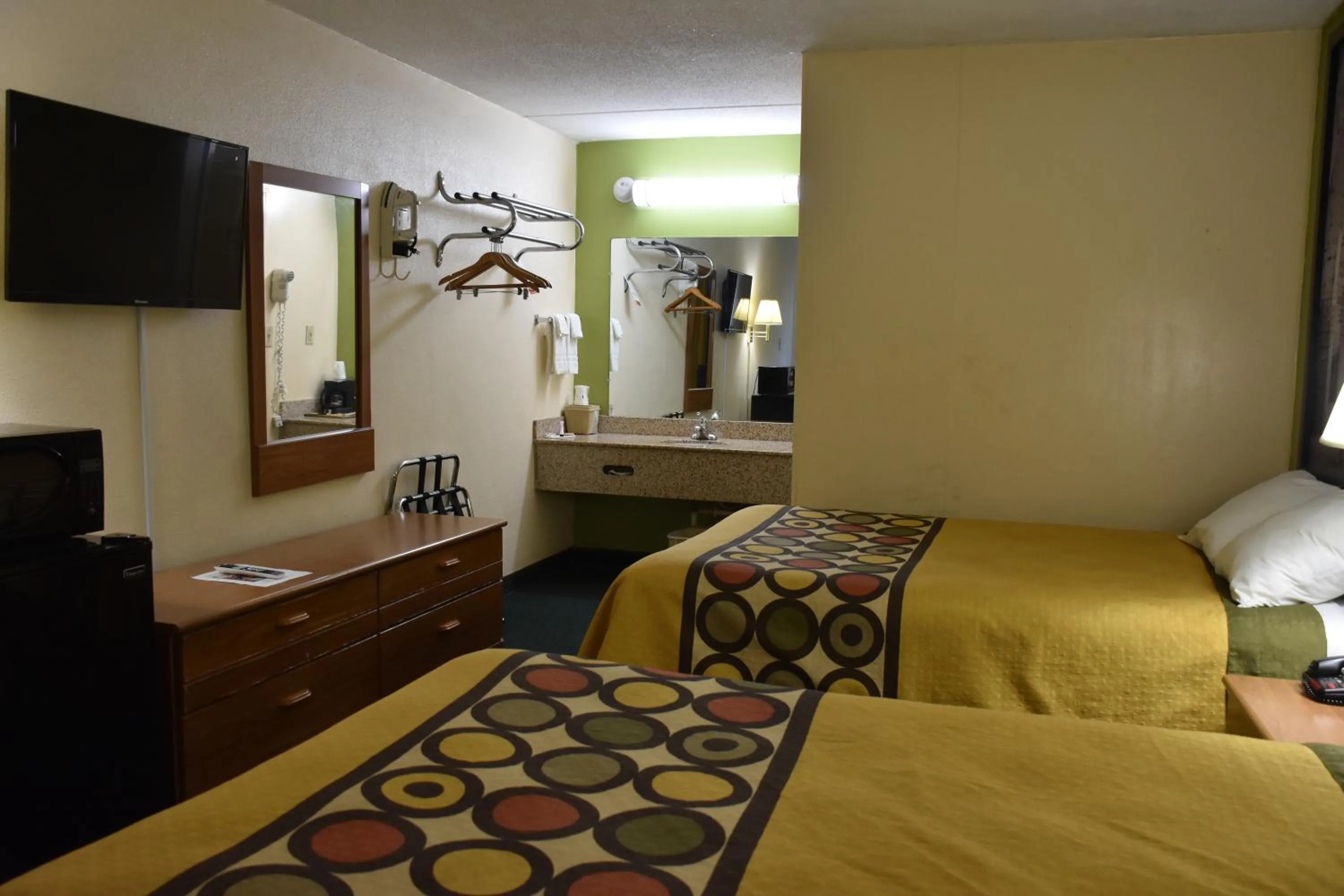 Photo of the whole room, Bed in Super 8 by Wyndham Tifton