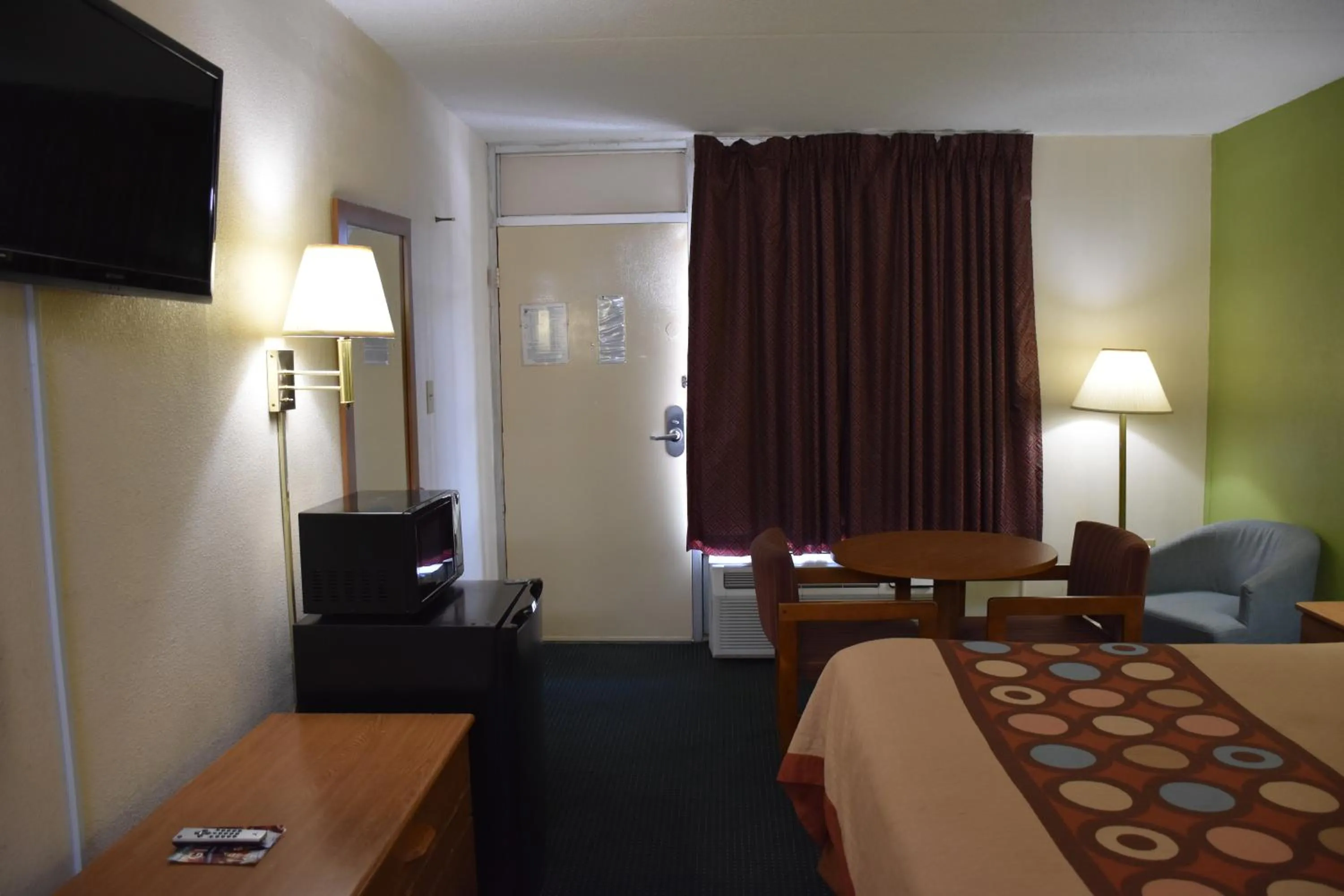 Bed in Super 8 by Wyndham Tifton