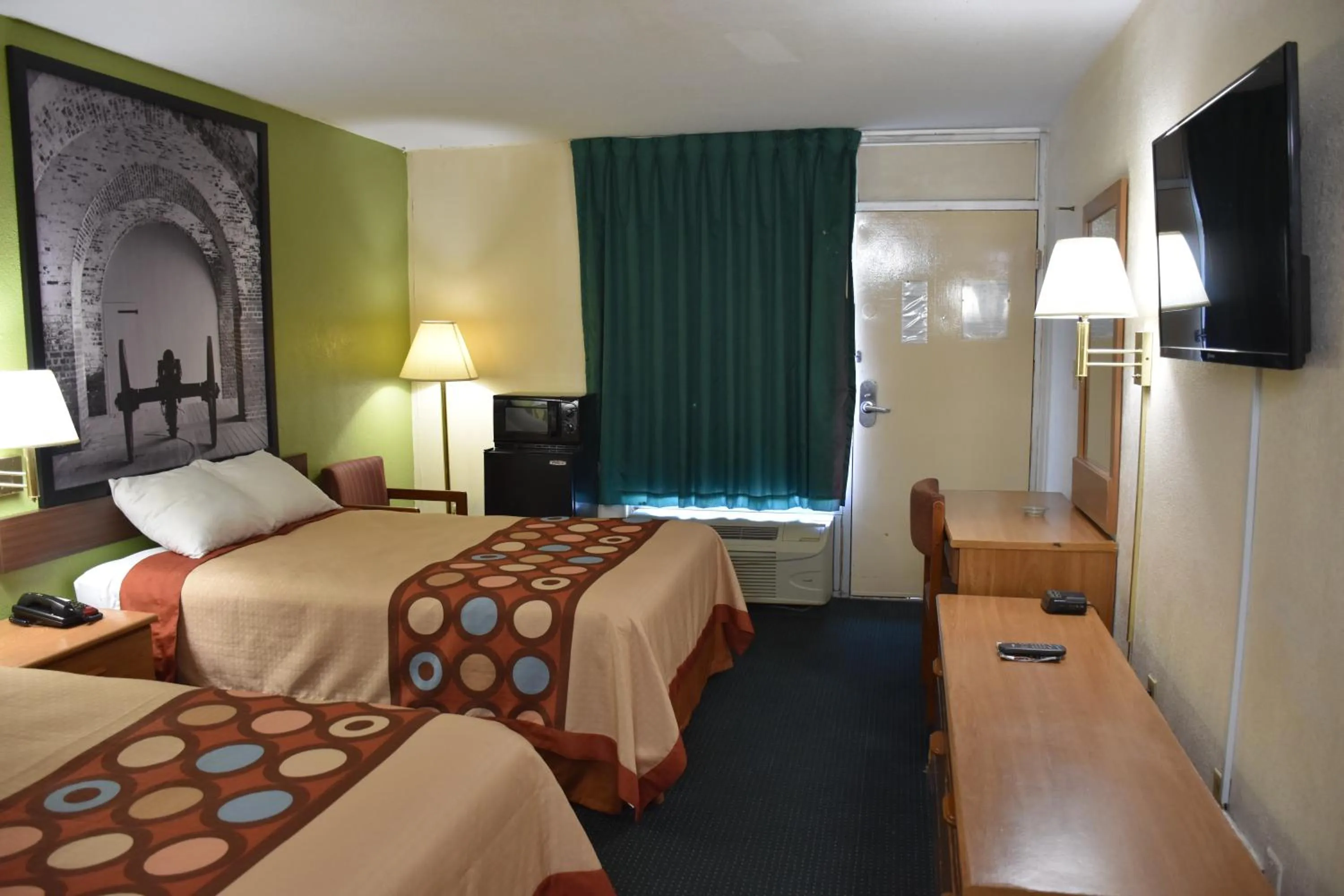 TV and multimedia, Bed in Super 8 by Wyndham Tifton