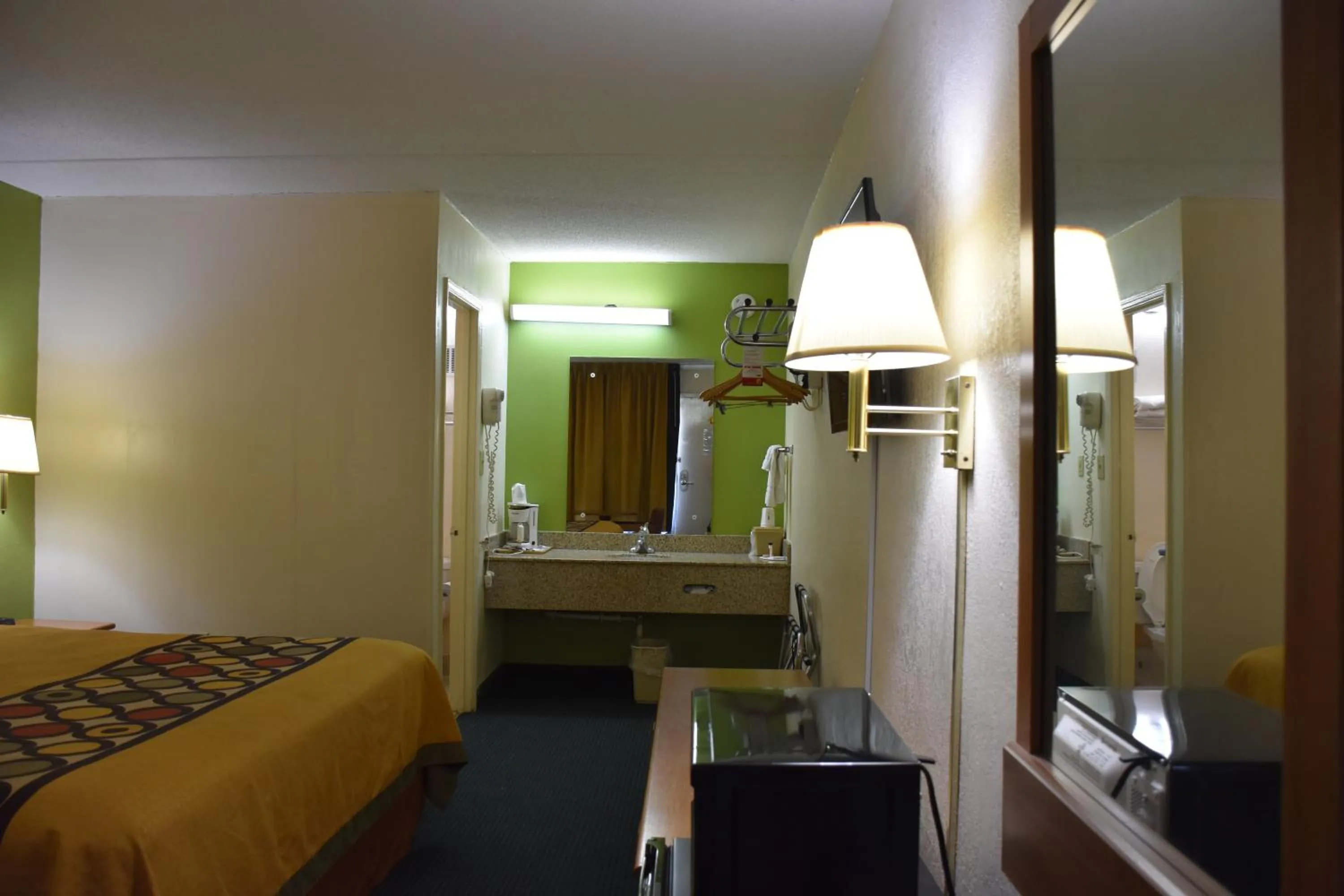 Bathroom, Bed in Super 8 by Wyndham Tifton