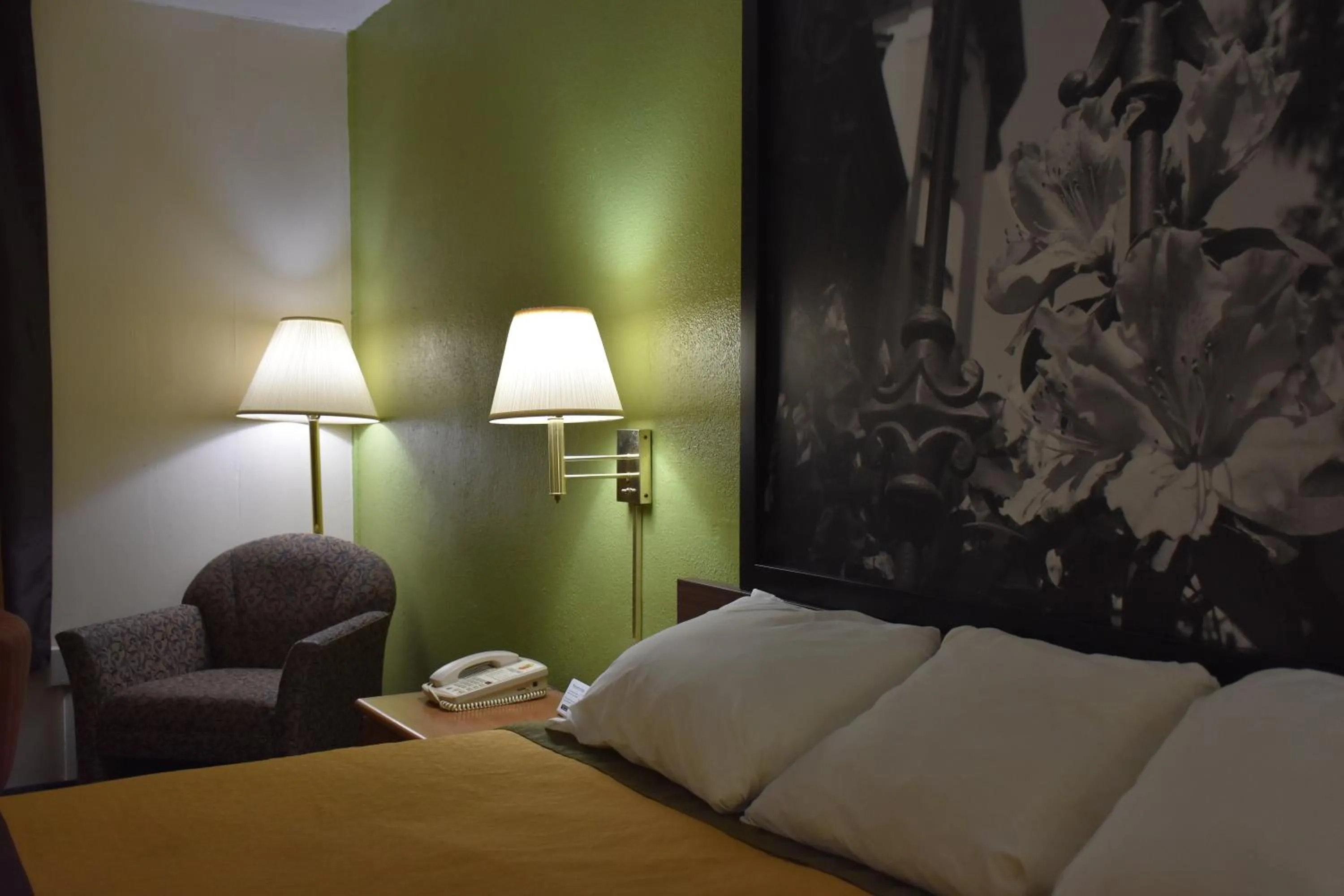 Bed in Super 8 by Wyndham Tifton