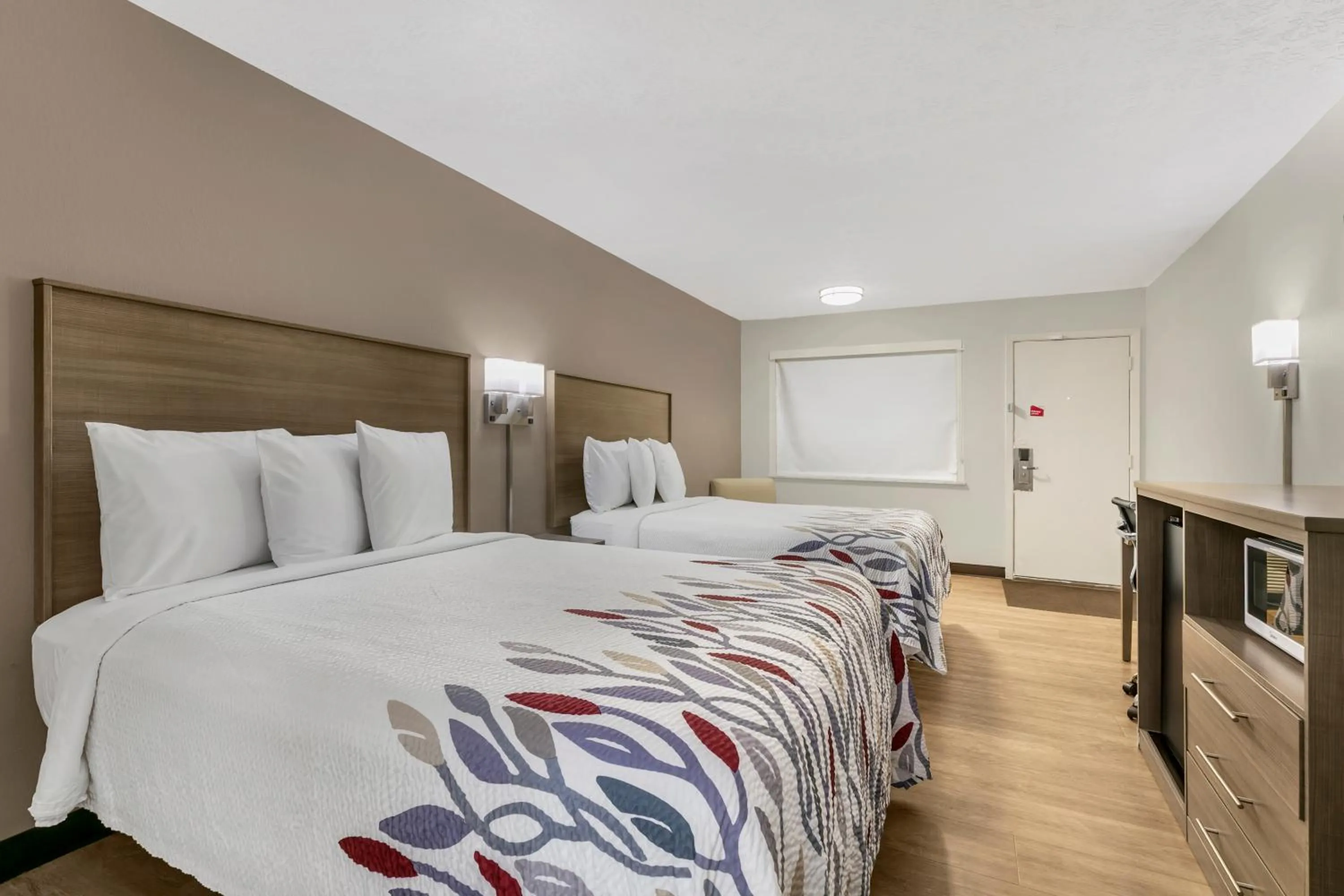 Bed in Red Roof Inn Georgetown, KY