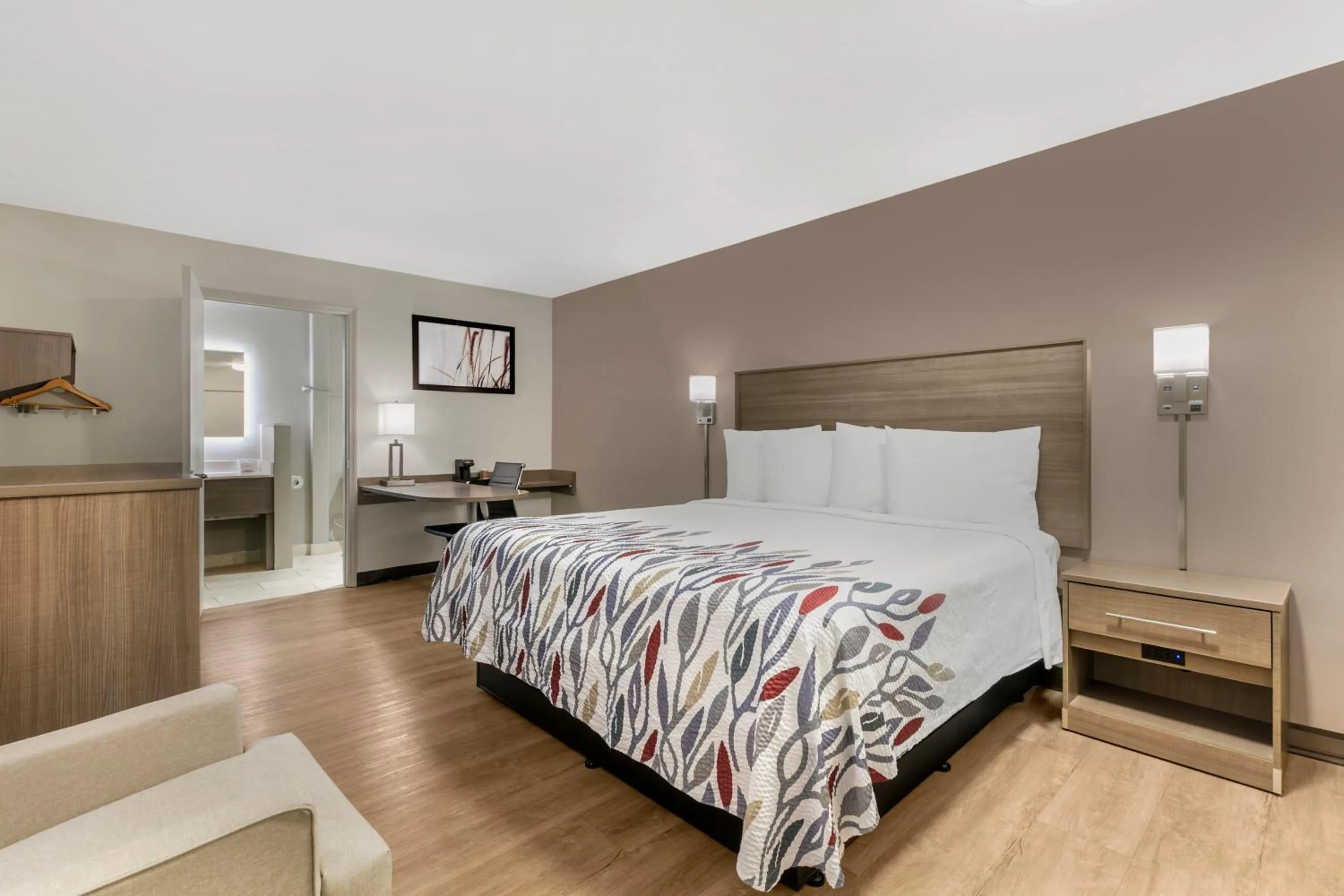 Bed in Red Roof Inn Georgetown, KY