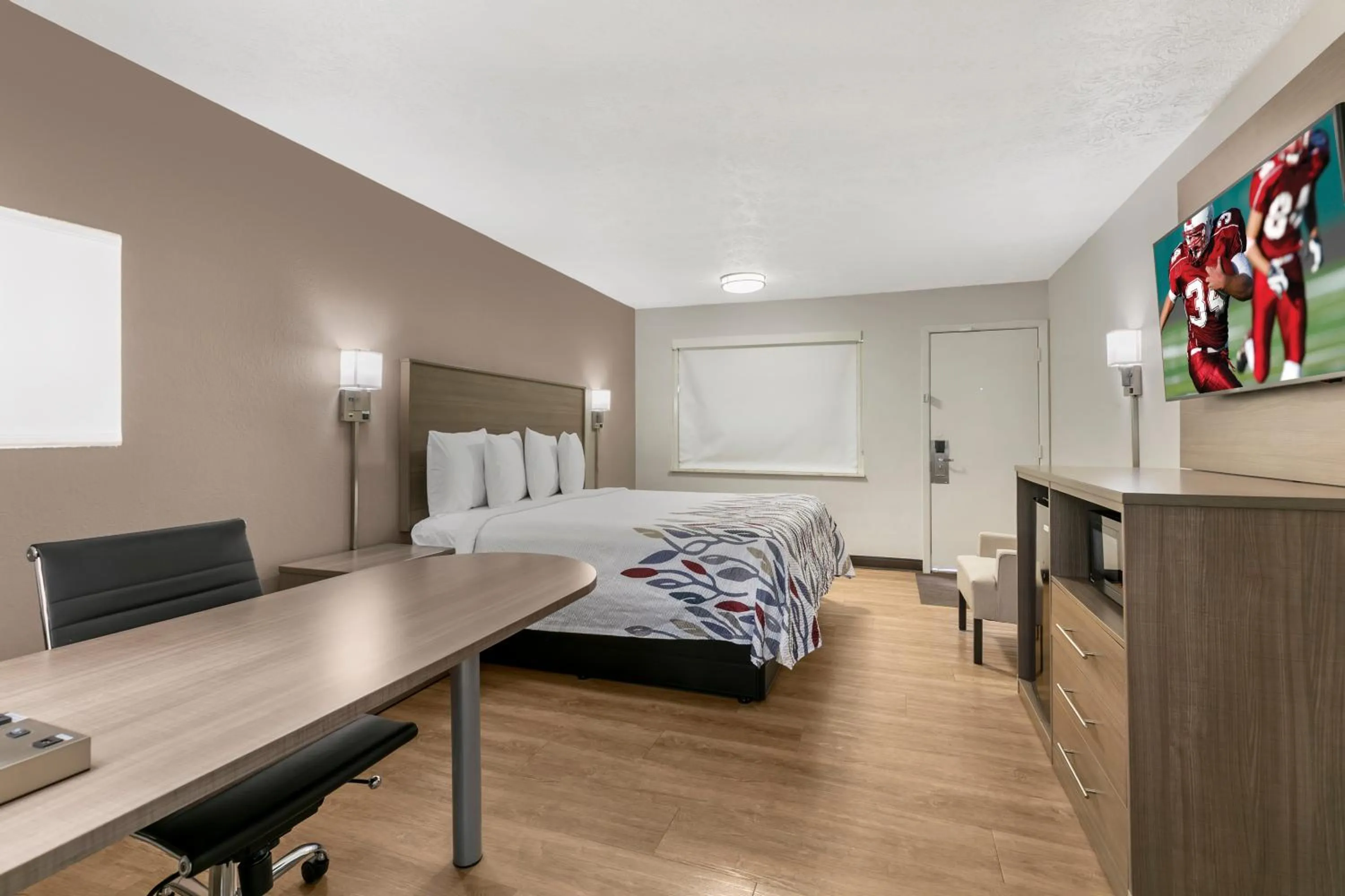 Bed in Red Roof Inn Georgetown, KY