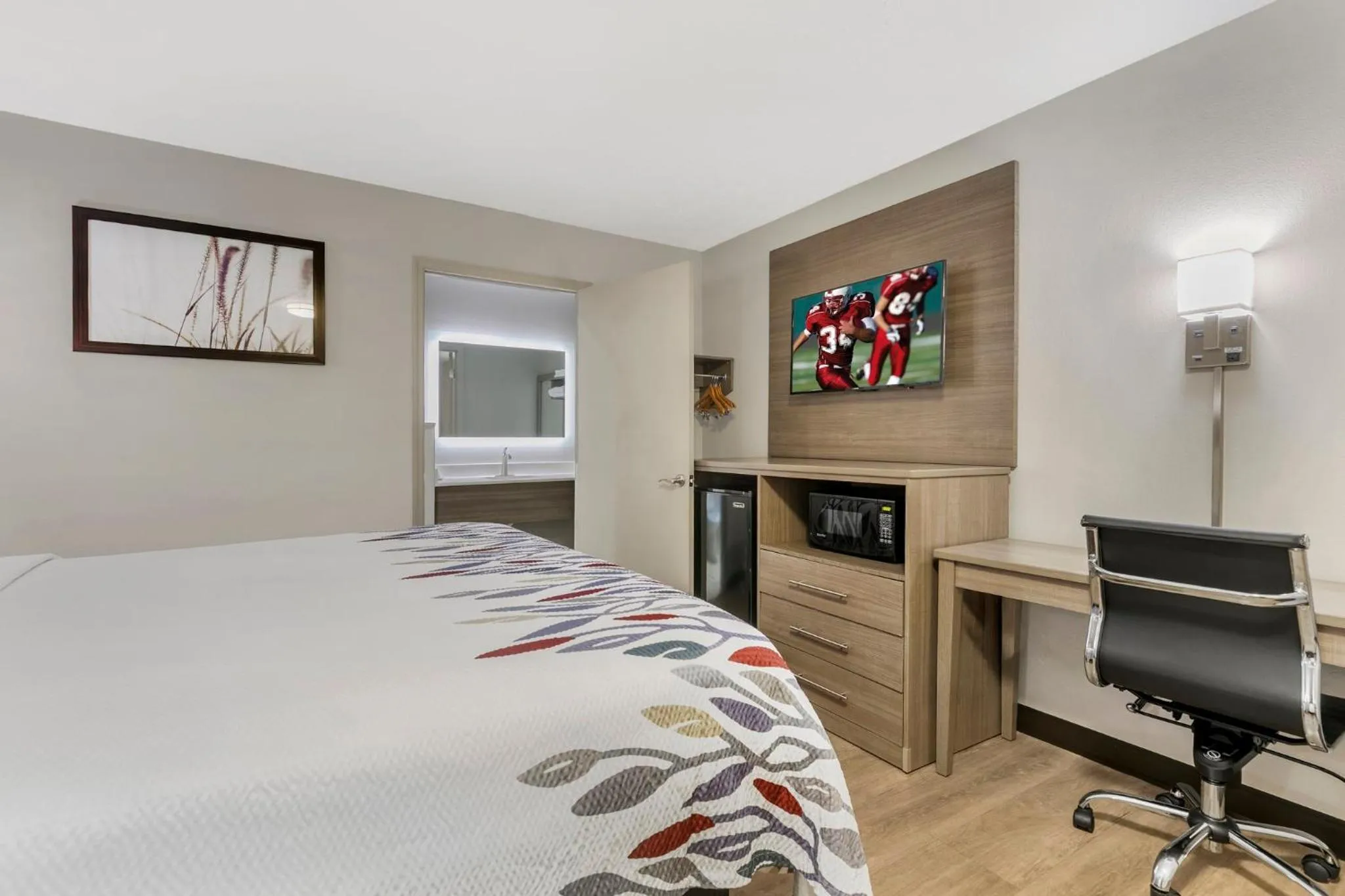 Photo of the whole room, Bed in Red Roof Inn Georgetown, KY