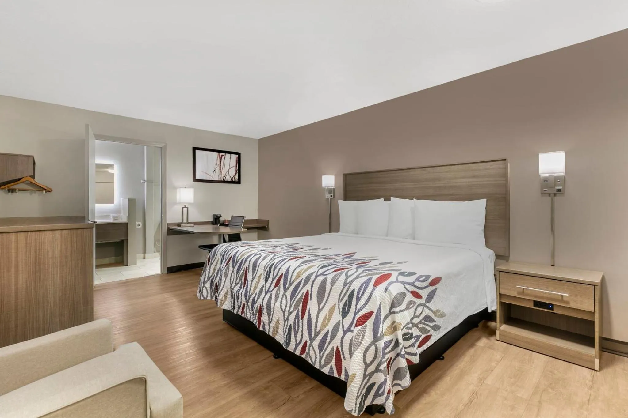 Photo of the whole room, Bed in Red Roof Inn Georgetown, KY