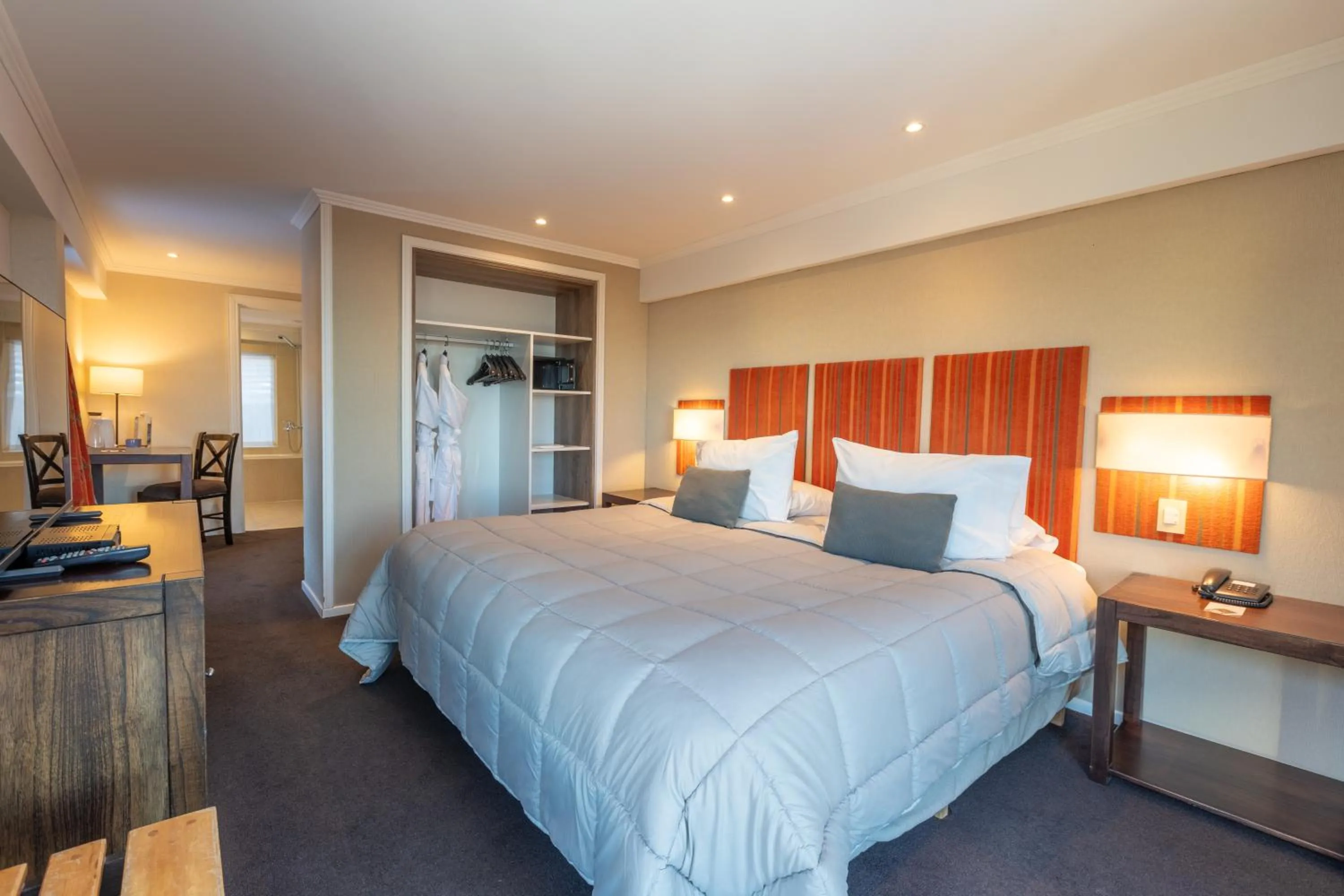 Photo of the whole room, Bed in Los Acebos Ushuaia Hotel