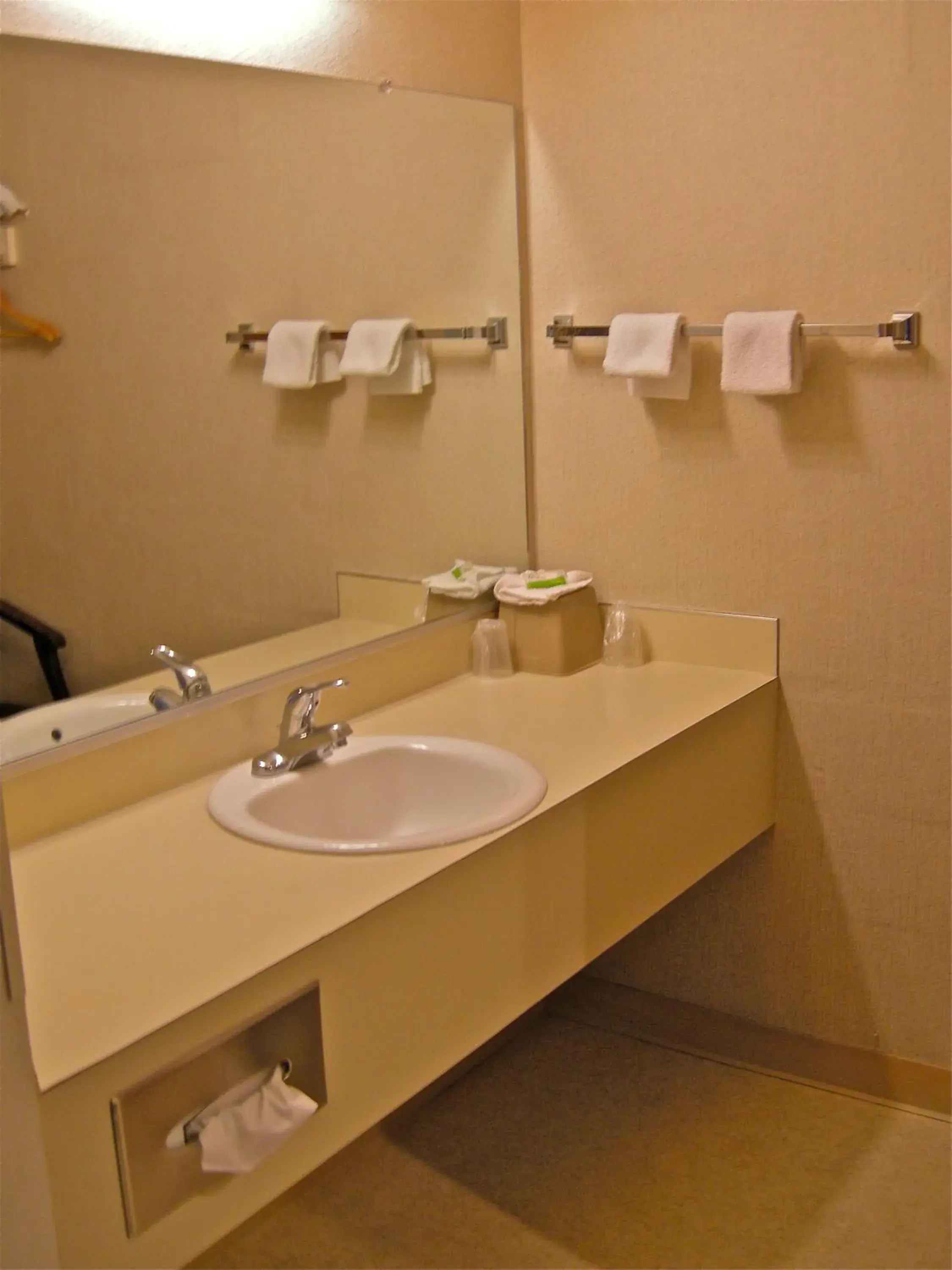 Queen Room in Royal Motor Inn Queen Room in Royal Motor Inn