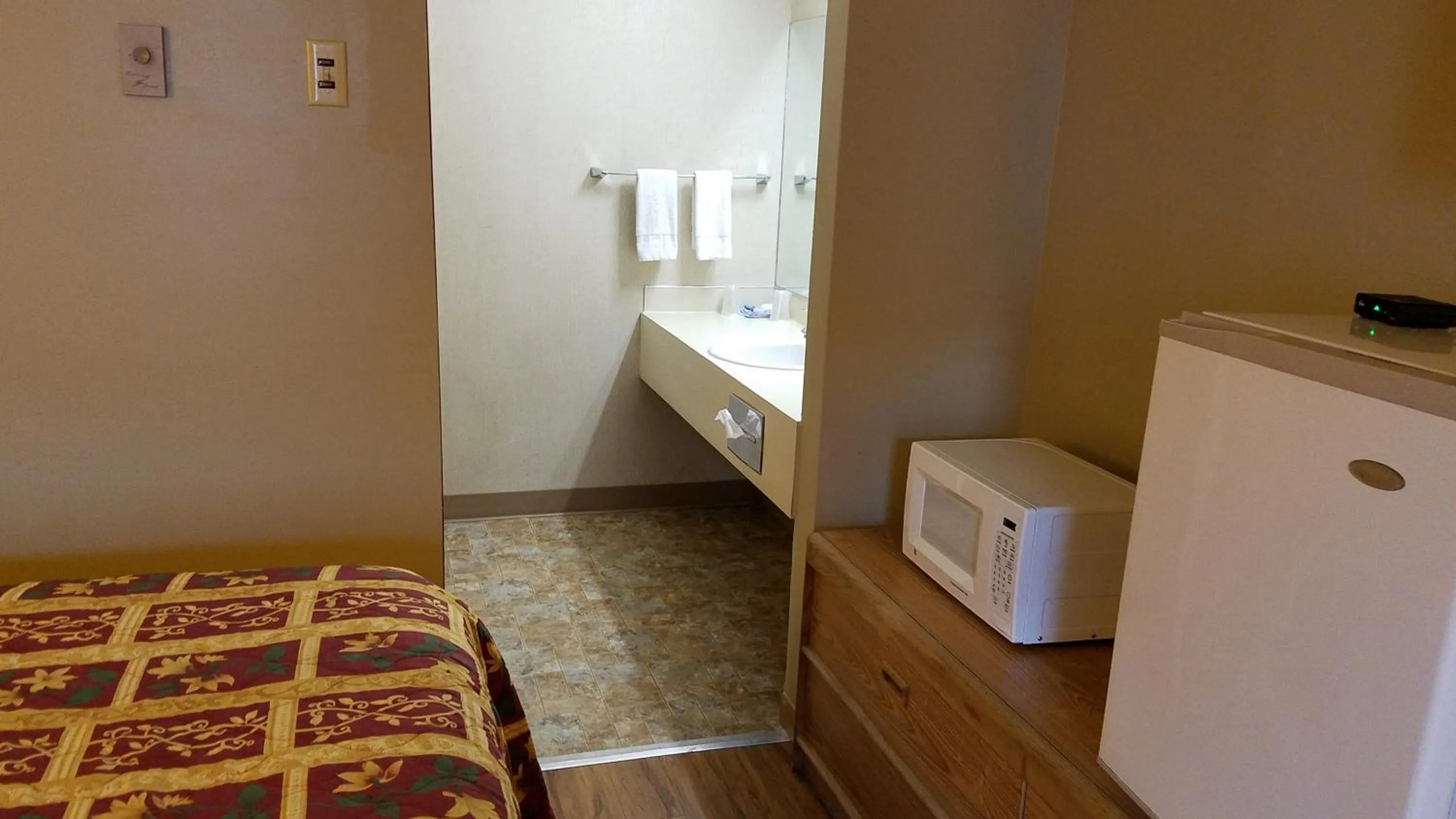 Bed in Royal Motor Inn