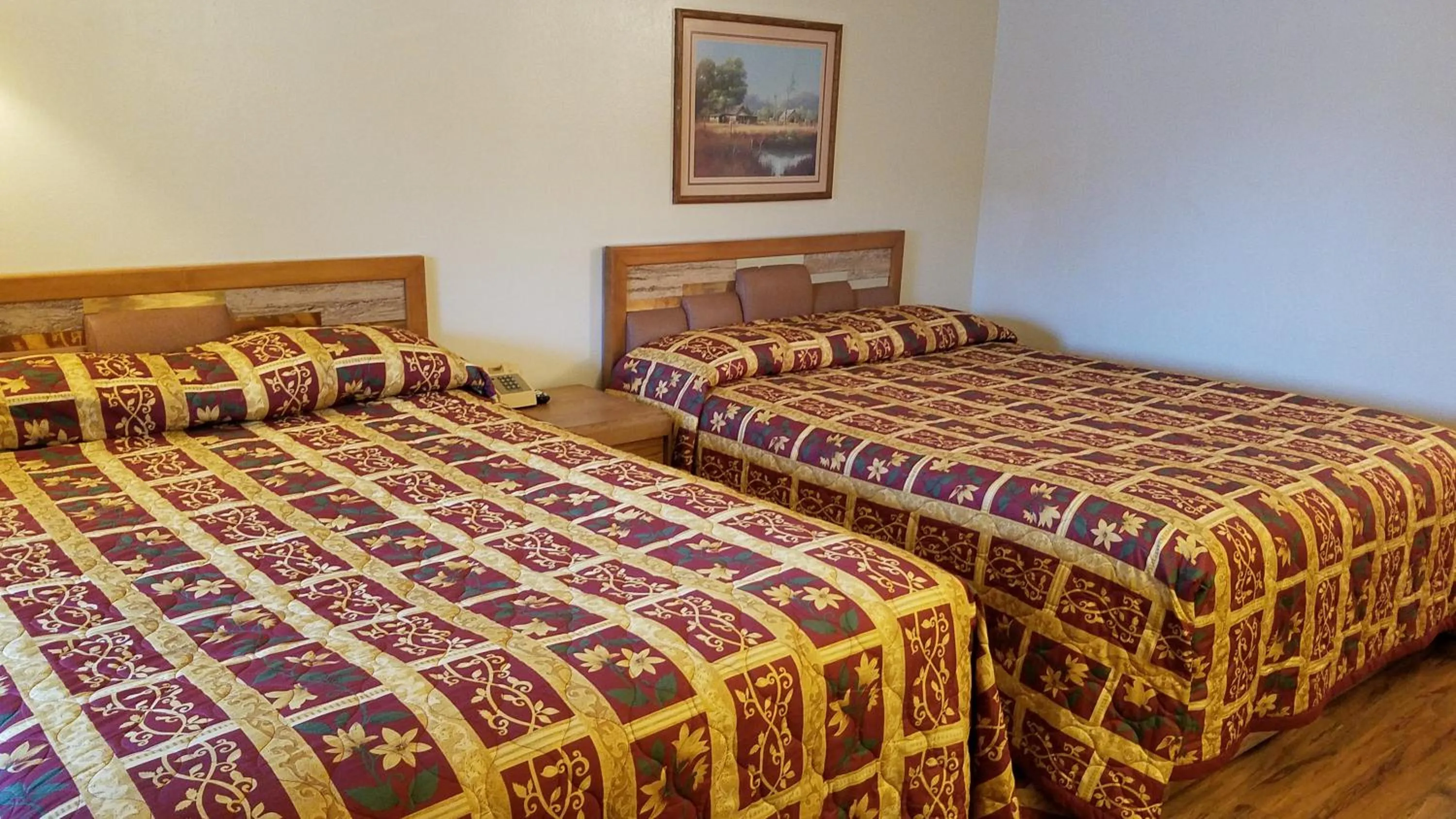 Bed in Royal Motor Inn