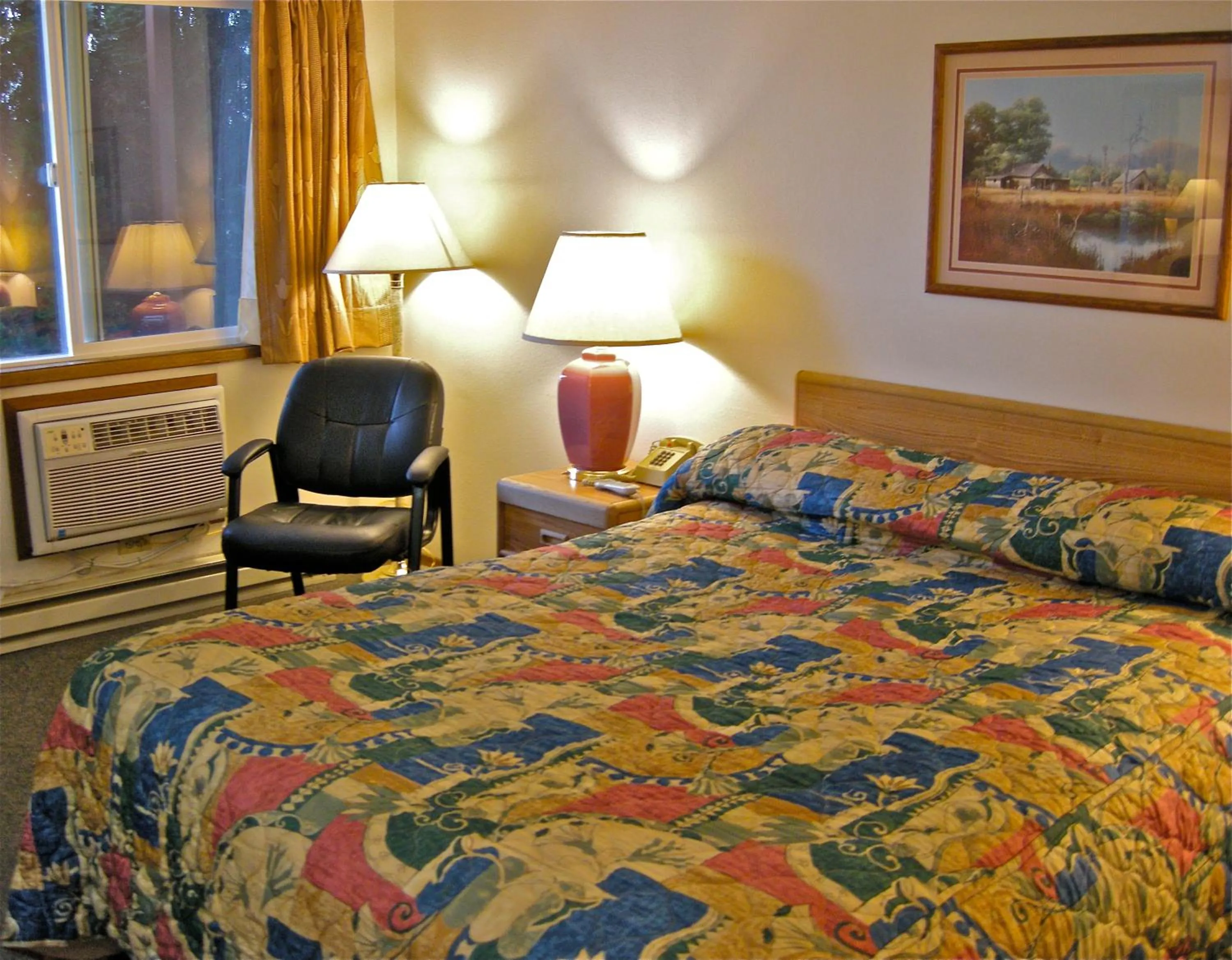 Bed in Royal Motor Inn