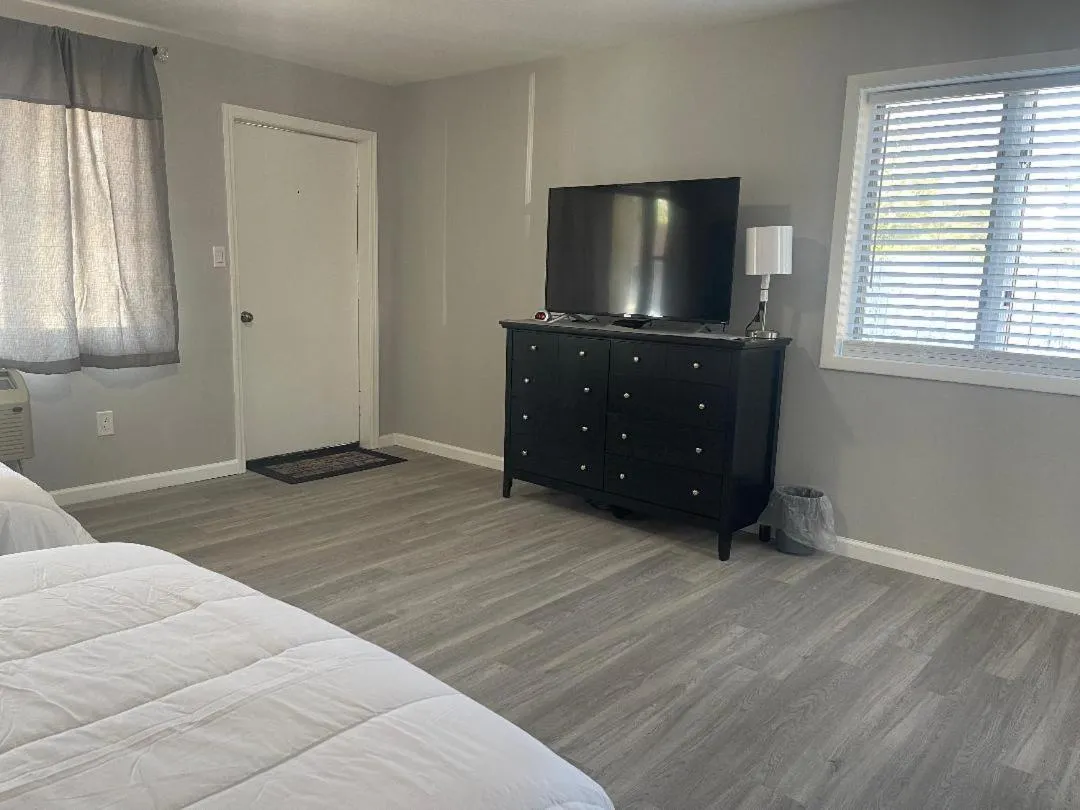 TV and multimedia, Bed in Point Pleasant Inn