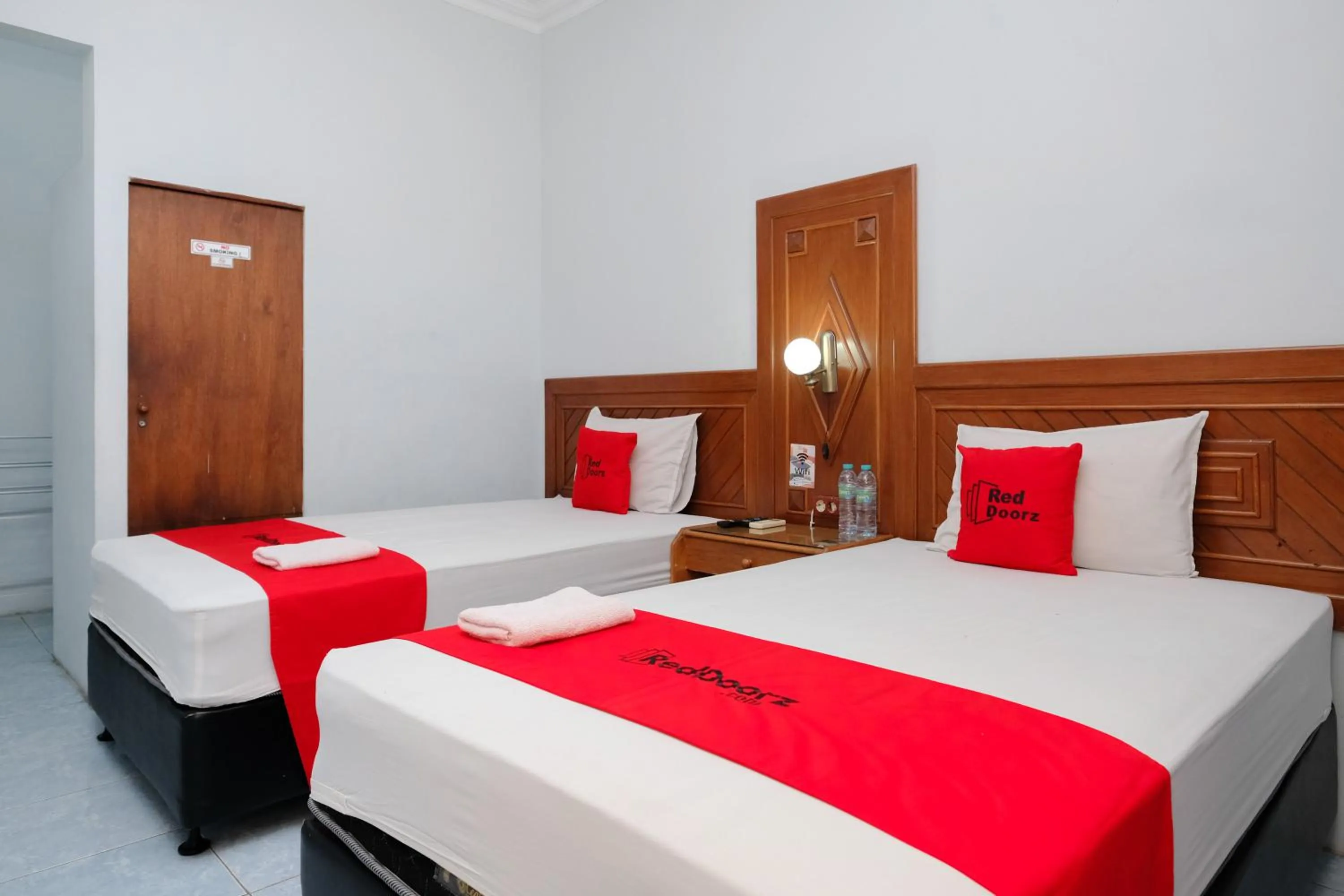 Bedroom, Bed in RedDoorz Syariah At Jalan Menteri Supeno