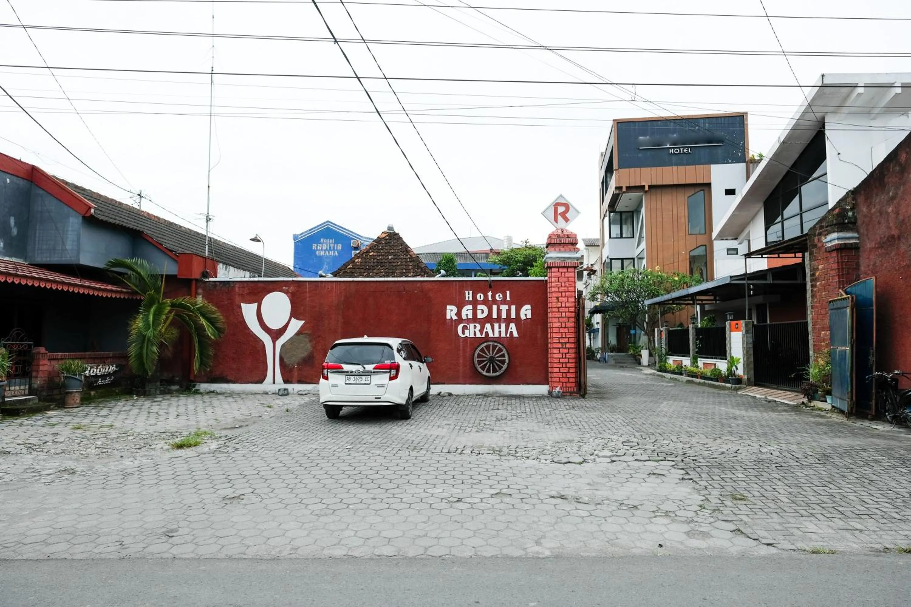 Parking in RedDoorz Syariah At Jalan Menteri Supeno