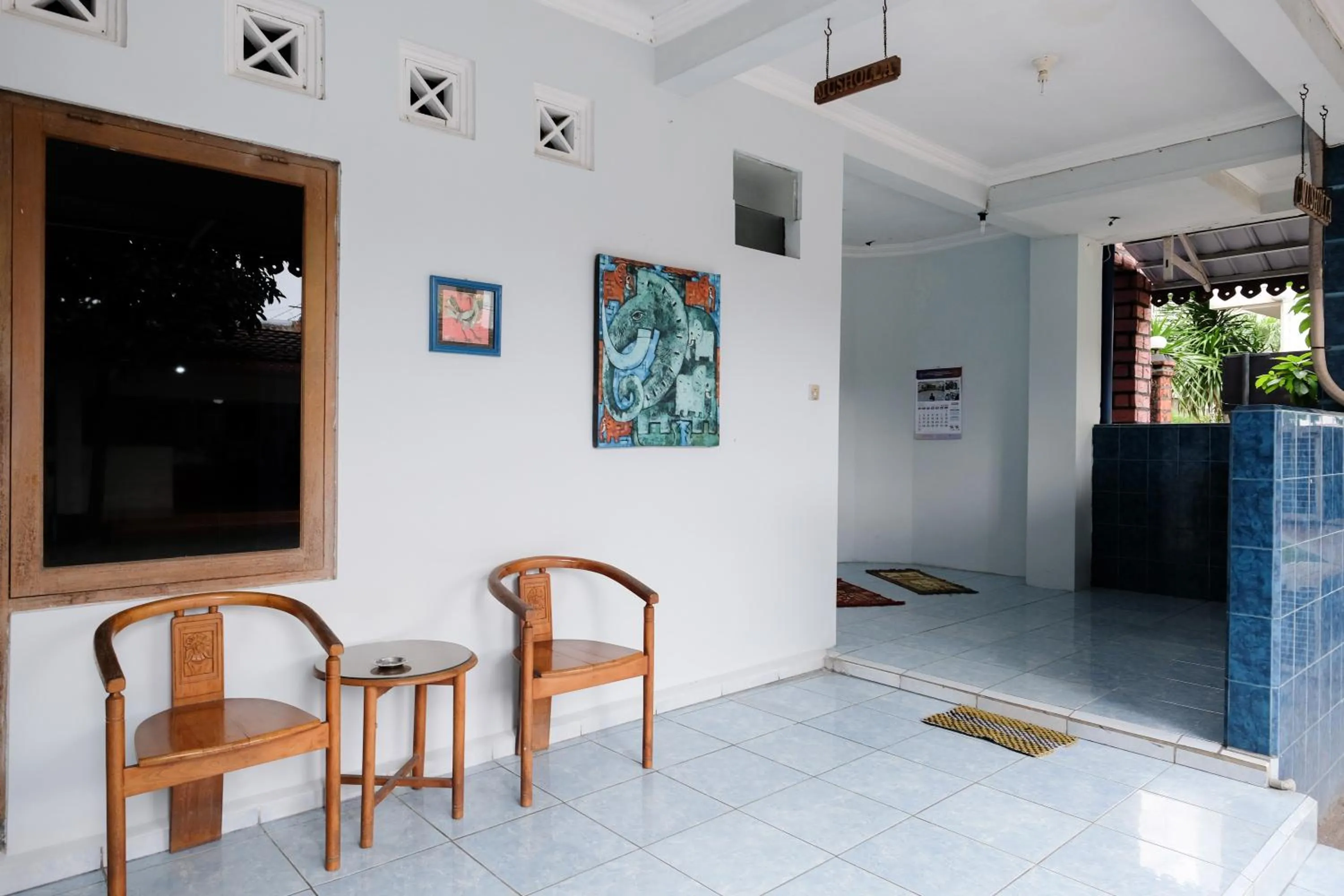 Seating area in RedDoorz Syariah At Jalan Menteri Supeno