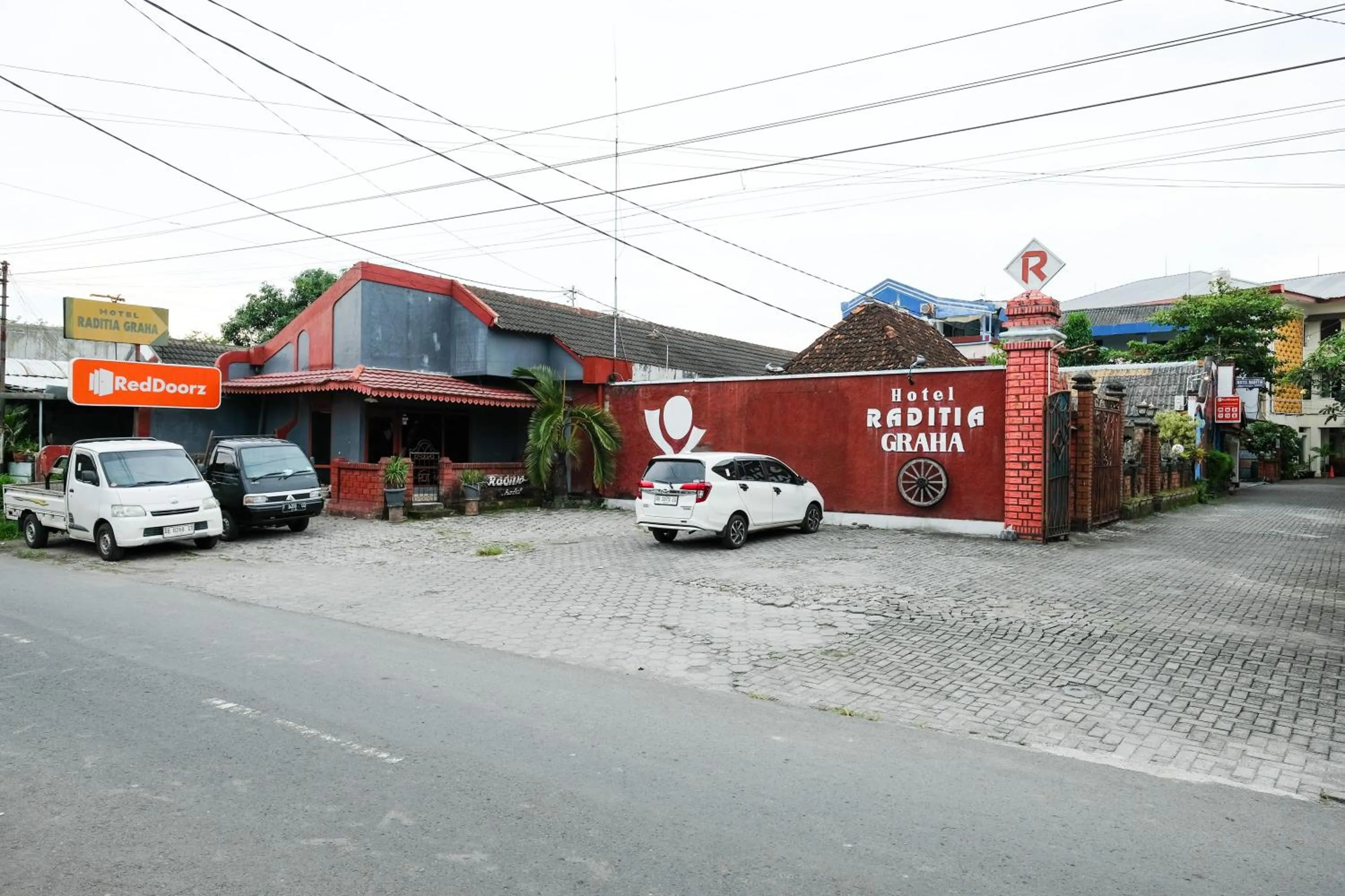 Parking in RedDoorz Syariah At Jalan Menteri Supeno
