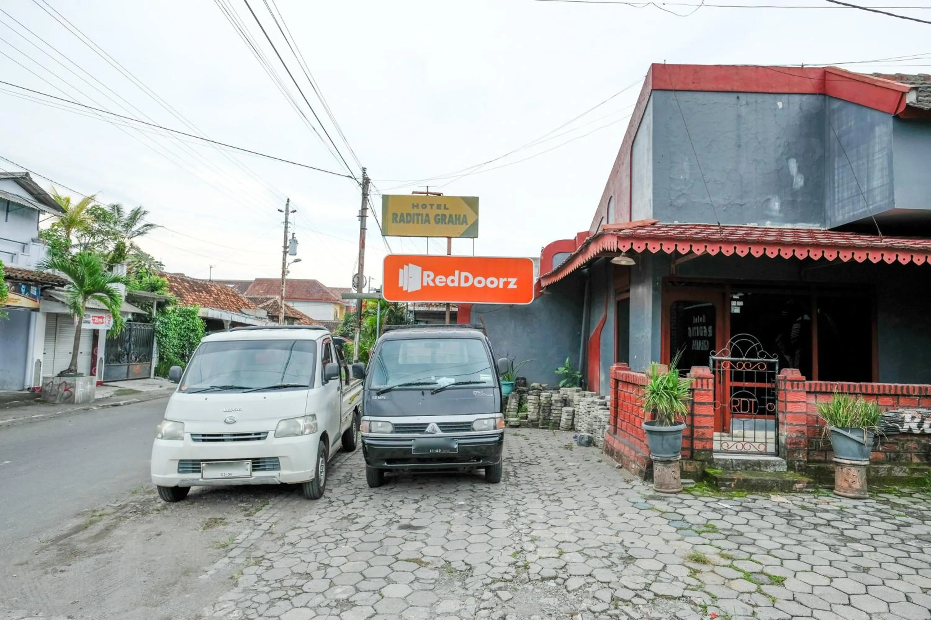 Parking in RedDoorz Syariah At Jalan Menteri Supeno