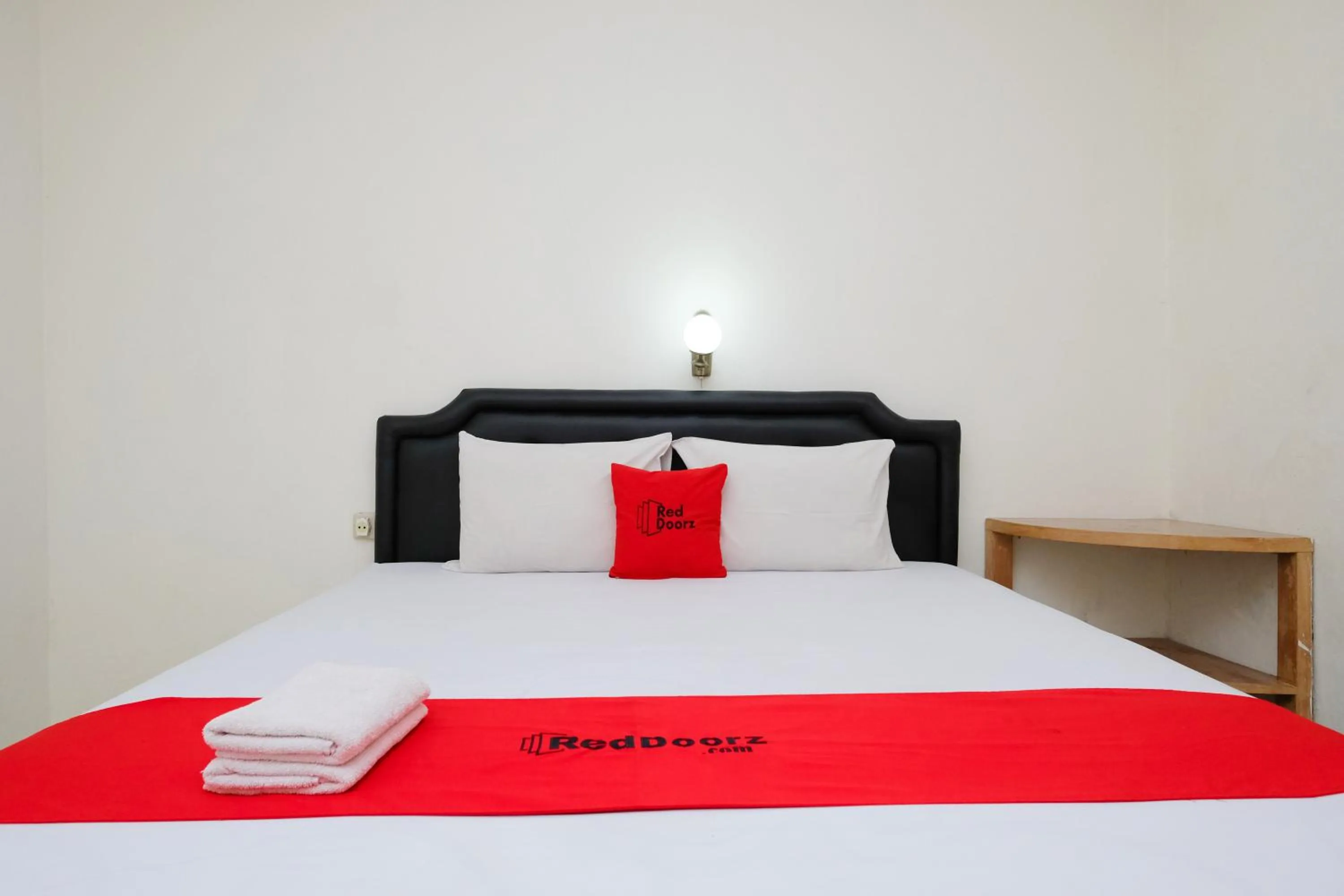 Bedroom, Bed in RedDoorz Syariah At Jalan Menteri Supeno