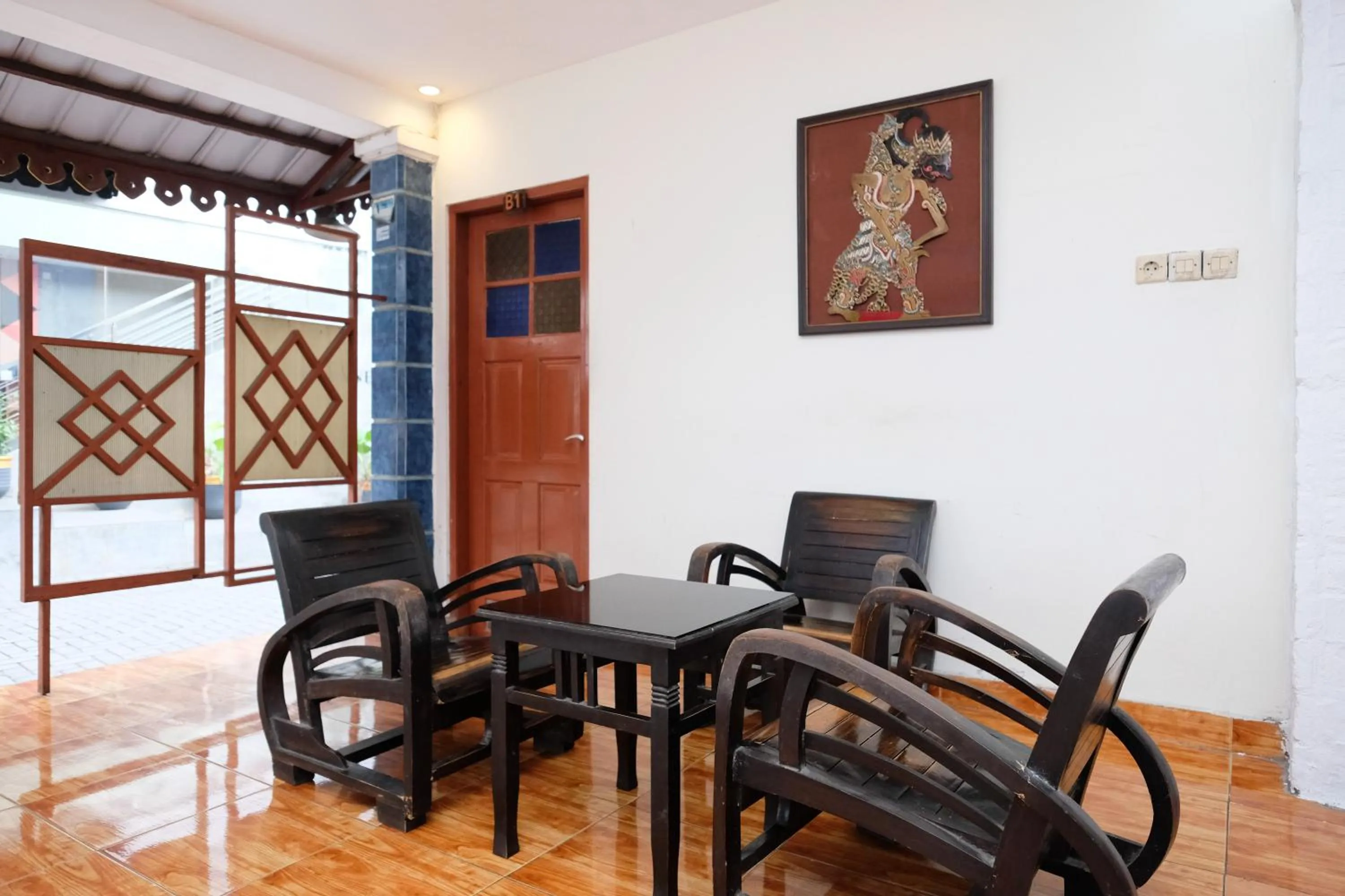 Seating area in RedDoorz Syariah At Jalan Menteri Supeno